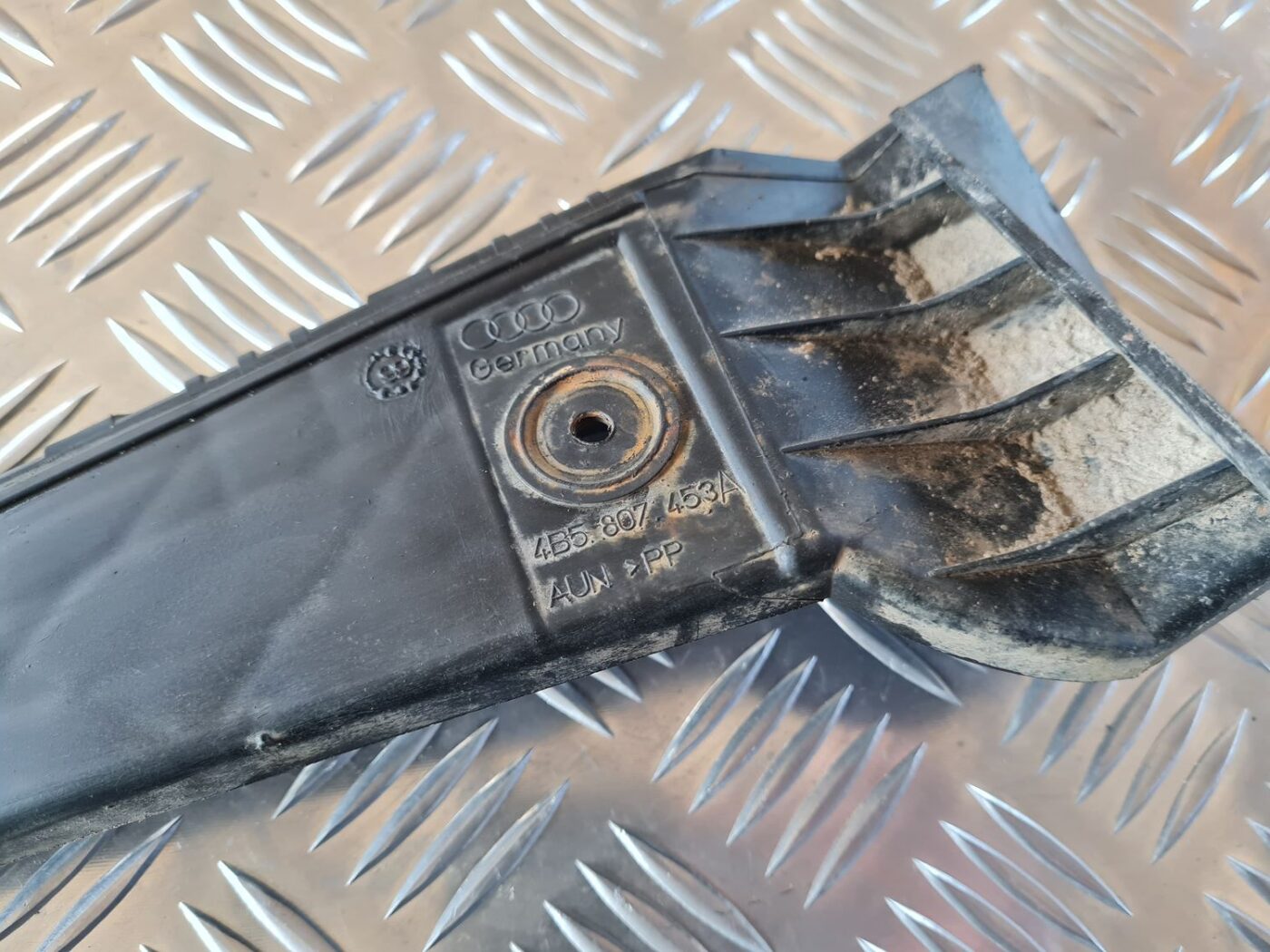 Aizmugurējā spārna un bufera stiprinājums priekš AUDI A6 1998