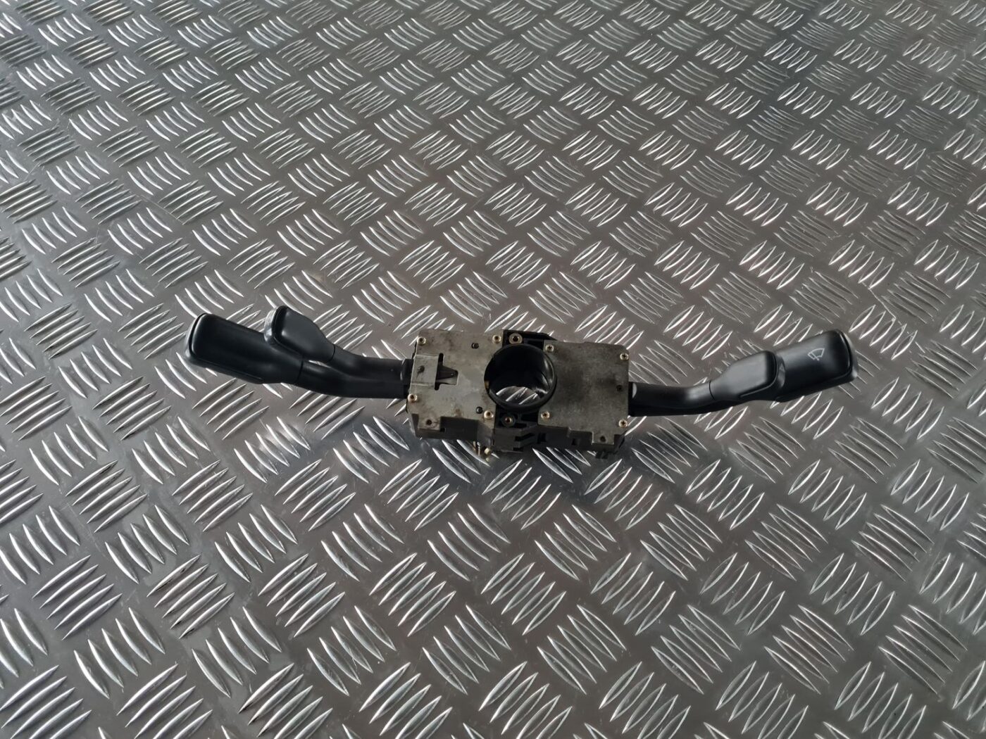 Stūres statnes slēdzis priekš AUDI 80 1991 1 Stūres statnes slēdzis priekš AUDI 80 1991