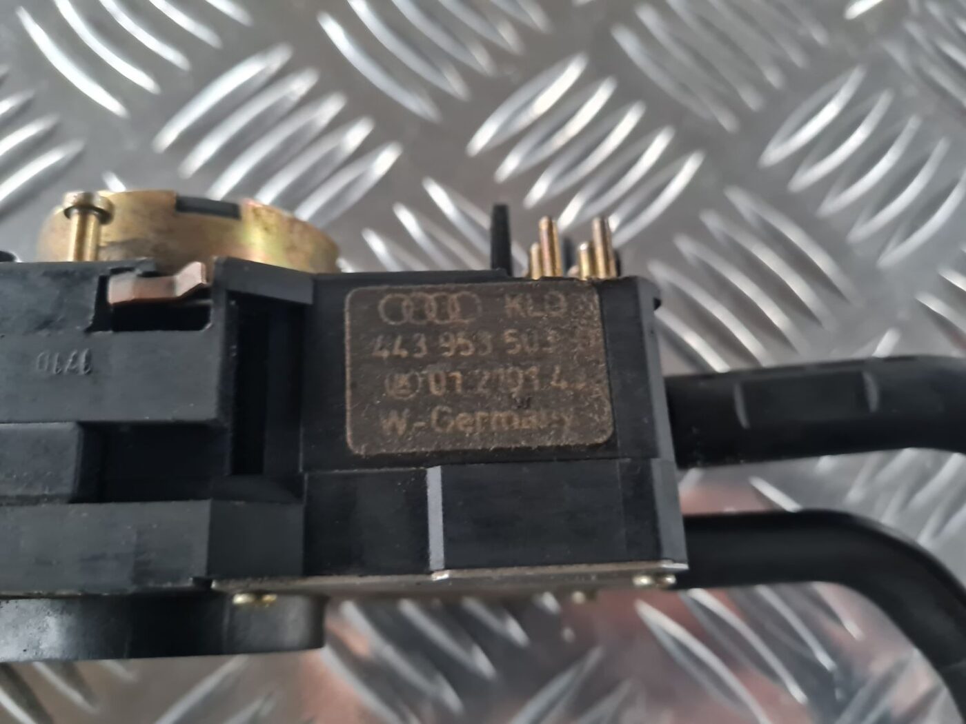 Stūres statnes slēdzis priekš AUDI 80 1991 5 Stūres statnes slēdzis priekš AUDI 80 1991