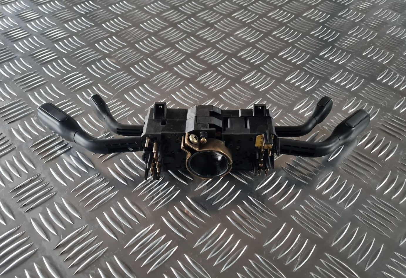 Stūres statnes slēdzis priekš AUDI 80 1991 3 Stūres statnes slēdzis priekš AUDI 80 1991