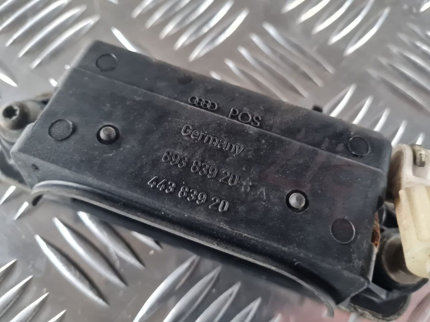 Aizmugurējāis labais durvju rokturis priekš AUDI 80 1991 4 Aizmugurējāis labais durvju rokturis priekš AUDI 80 1991