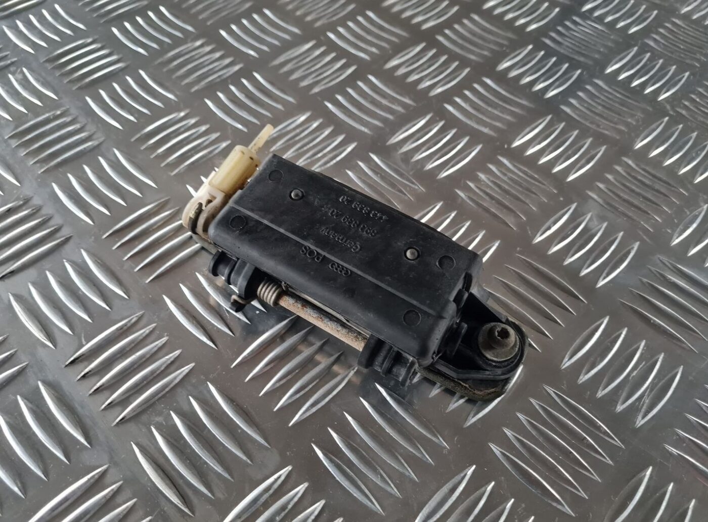 Aizmugurējāis labais durvju rokturis priekš AUDI 80 1991 3 Aizmugurējāis labais durvju rokturis priekš AUDI 80 1991