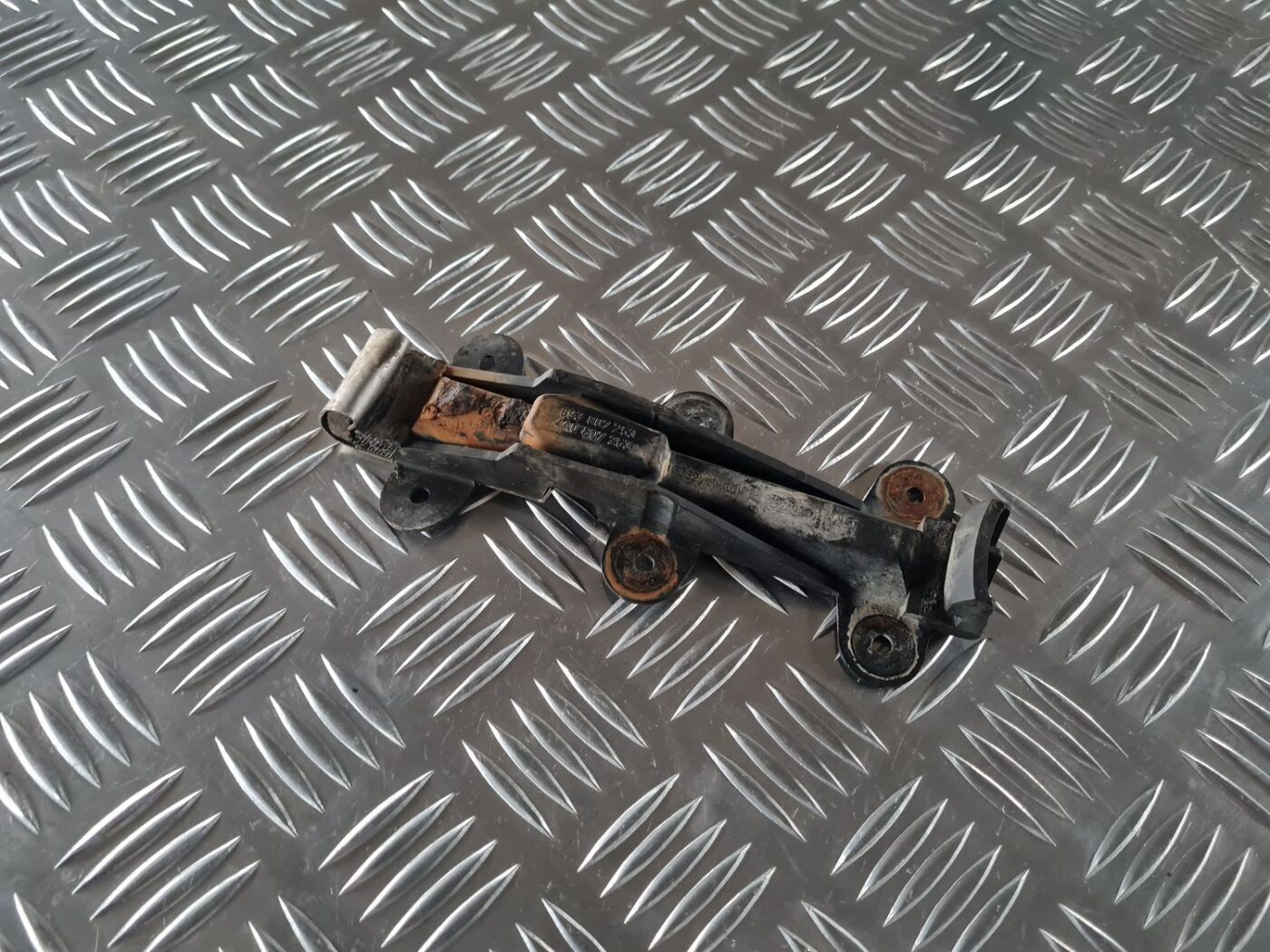 Aizmugurēja bufera kronšteins priekš AUDI 80 1991 1 Aizmugurēja bufera kronšteins priekš AUDI 80 1991