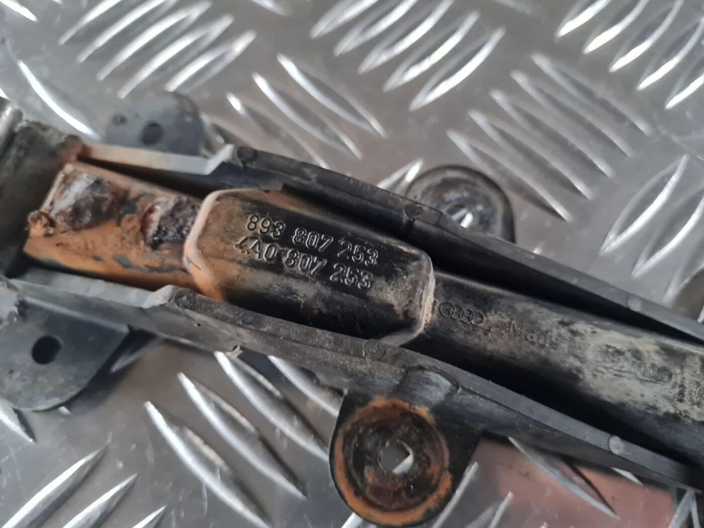 Aizmugurēja bufera kronšteins priekš AUDI 80 1991 2 Aizmugurēja bufera kronšteins priekš AUDI 80 1991