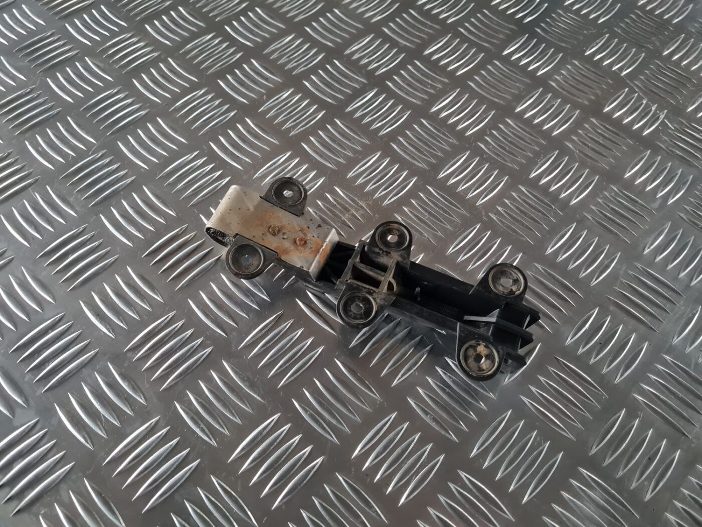 Aizmugurēja bufera kronšteins priekš AUDI 80 1991 3 Aizmugurēja bufera kronšteins priekš AUDI 80 1991