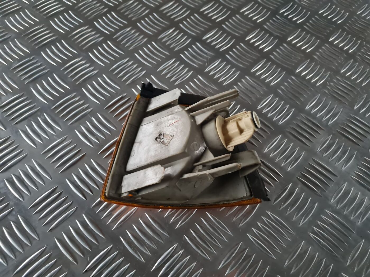 Pagrieziena signala lukturis priekš AUDI 80 1991 4 Pagrieziena signala lukturis priekš AUDI 80 1991