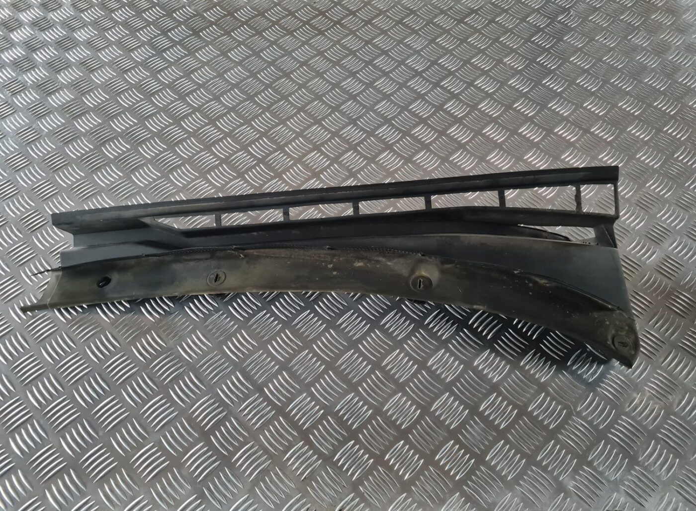 Vējstikla uzlikas (deflektora) režģis priekš AUDI 80 1991 1 Vējstikla uzlikas (deflektora) režģis priekš AUDI 80 1991