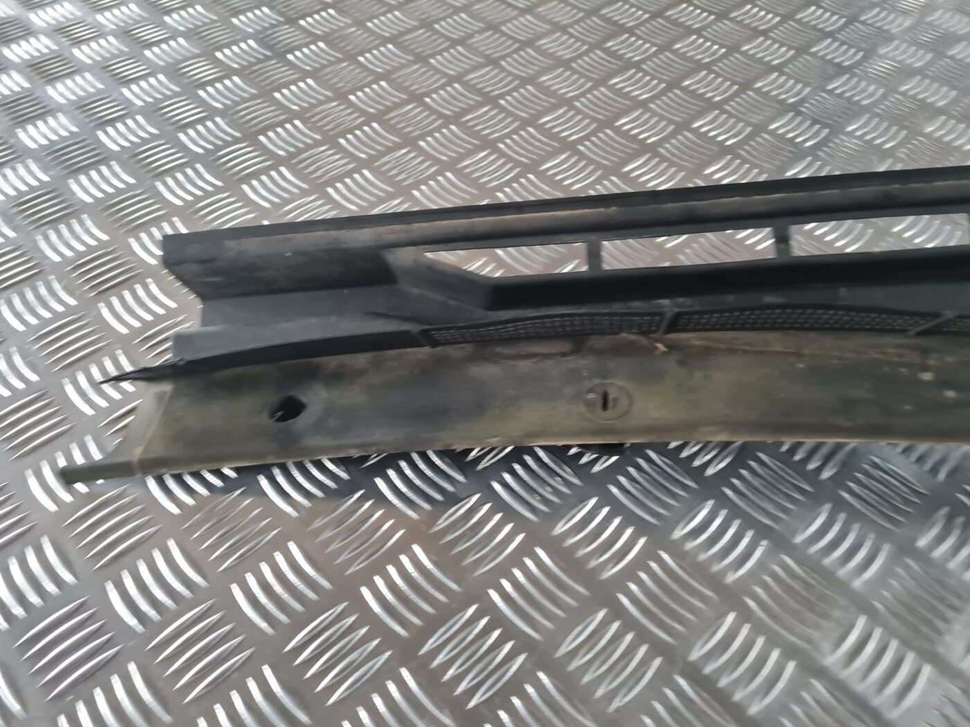 Vējstikla uzlikas (deflektora) režģis priekš AUDI 80 1991 2 Vējstikla uzlikas (deflektora) režģis priekš AUDI 80 1991