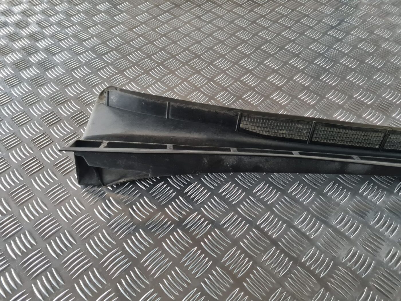 Vējstikla uzlikas (deflektora) režģis priekš AUDI 80 1991 7 Vējstikla uzlikas (deflektora) režģis priekš AUDI 80 1991