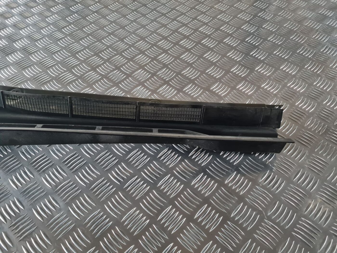 Vējstikla uzlikas (deflektora) režģis priekš AUDI 80 1991 6 Vējstikla uzlikas (deflektora) režģis priekš AUDI 80 1991