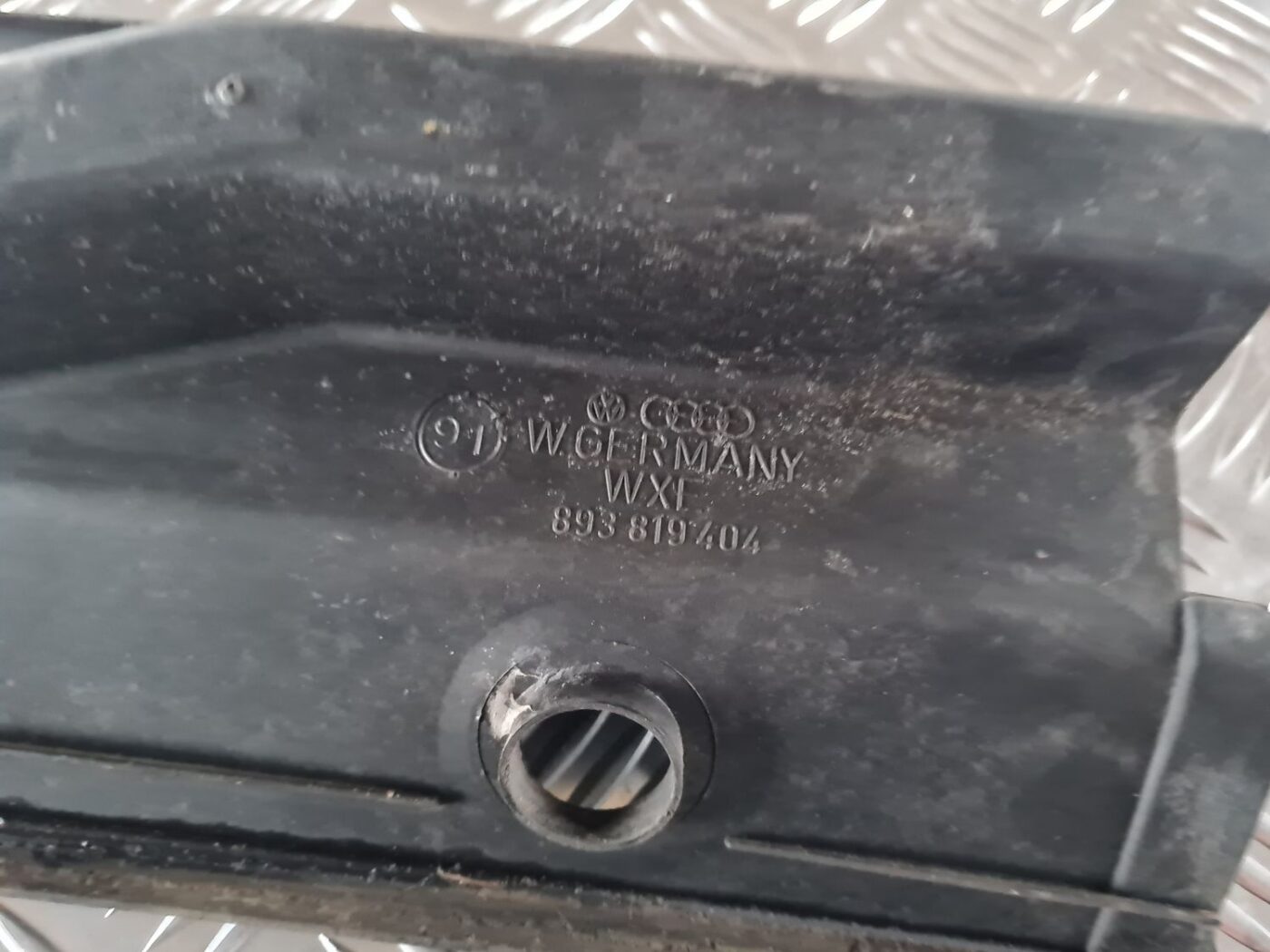 Vējstikla uzlikas (deflektora) režģis priekš AUDI 80 1991 5 Vējstikla uzlikas (deflektora) režģis priekš AUDI 80 1991