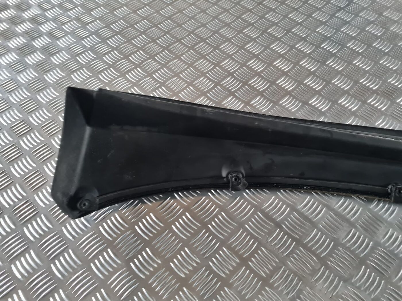 Vējstikla uzlikas (deflektora) režģis priekš AUDI 80 1991 4 Vējstikla uzlikas (deflektora) režģis priekš AUDI 80 1991