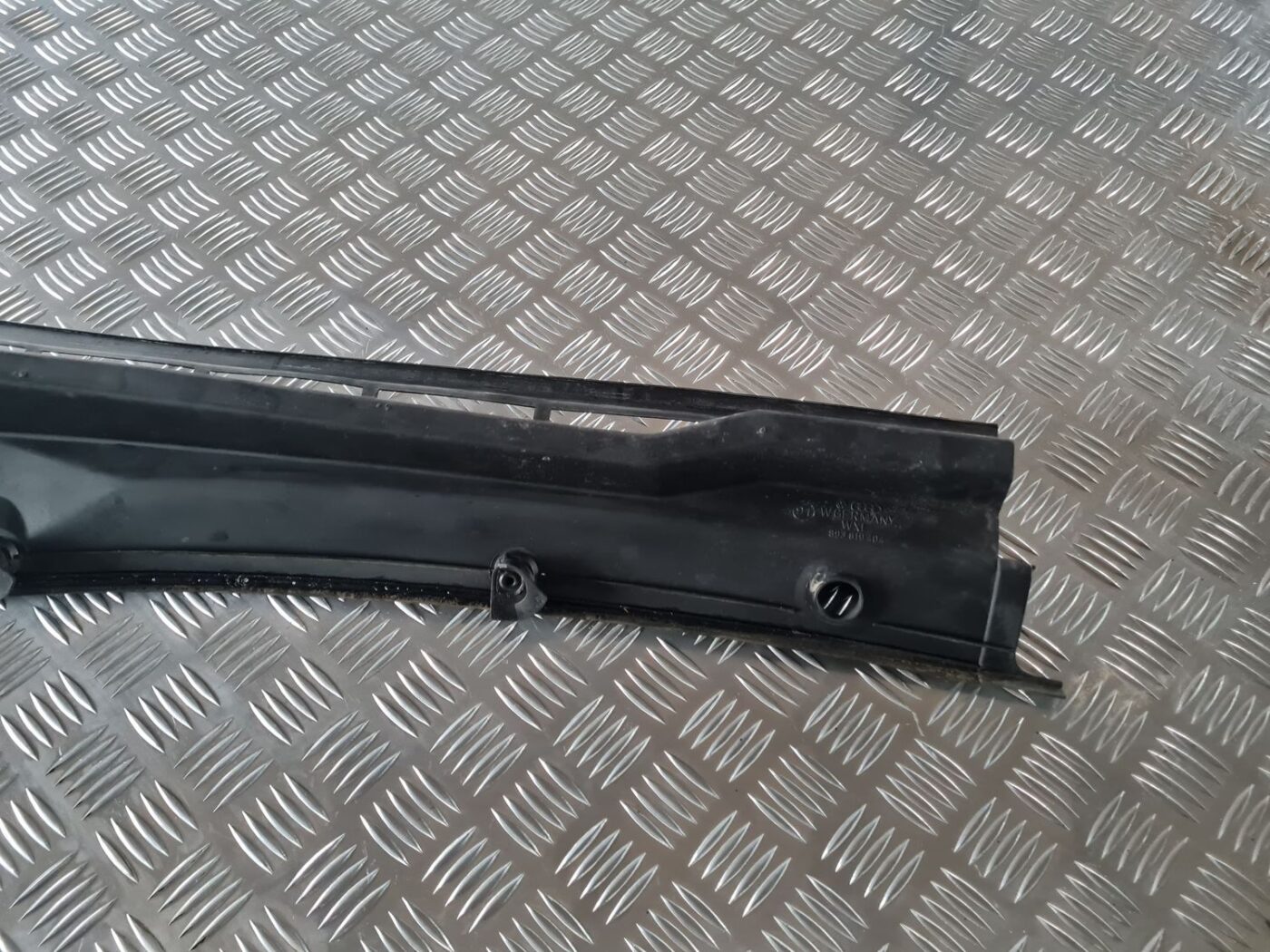 Vējstikla uzlikas (deflektora) režģis priekš AUDI 80 1991 3 Vējstikla uzlikas (deflektora) režģis priekš AUDI 80 1991