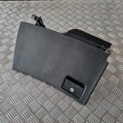 Mantu glabāšanas nodalījums pasažiera pusē priekš AUDI 80 1991