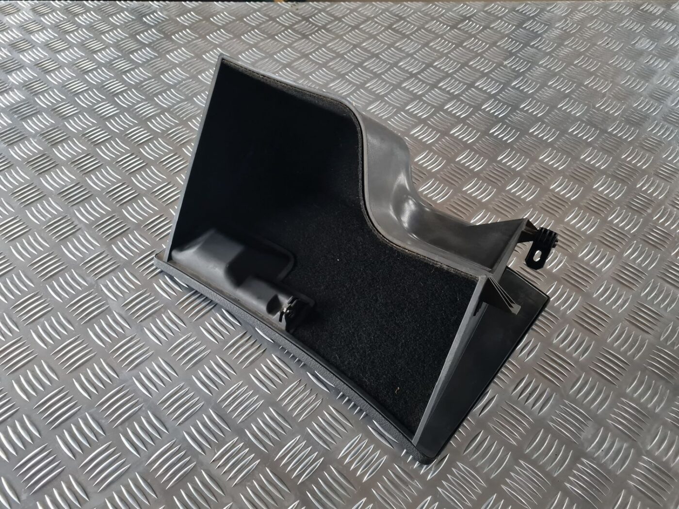 Mantu glabāšanas nodalījums pasažiera pusē priekš AUDI 80 1991 5 Mantu glabāšanas nodalījums pasažiera pusē priekš AUDI 80 1991