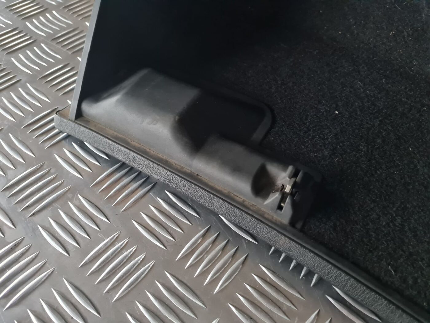 Mantu glabāšanas nodalījums pasažiera pusē priekš AUDI 80 1991 4 Mantu glabāšanas nodalījums pasažiera pusē priekš AUDI 80 1991