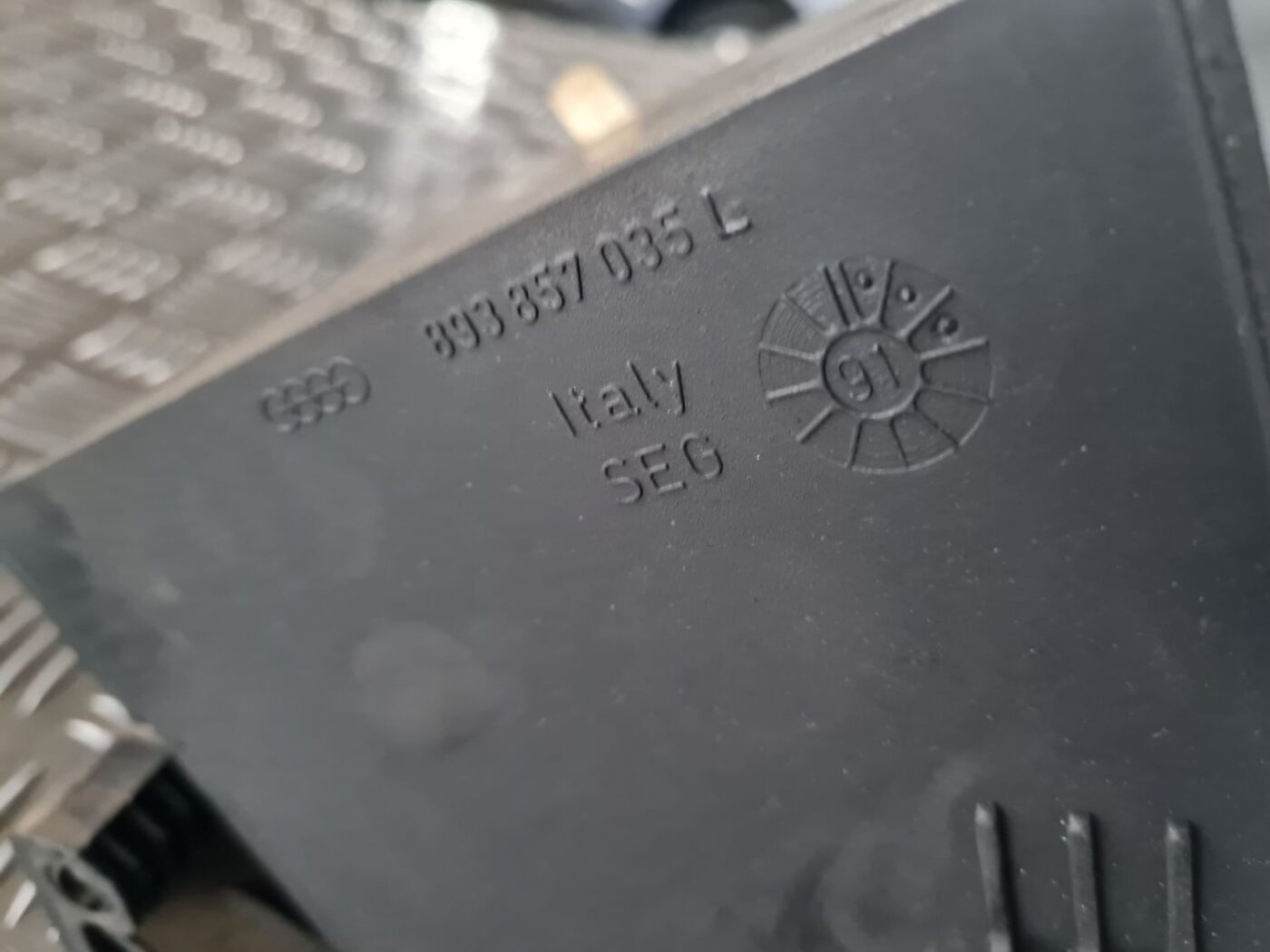 Mantu glabāšanas nodalījums pasažiera pusē priekš AUDI 80 1991 3 Mantu glabāšanas nodalījums pasažiera pusē priekš AUDI 80 1991