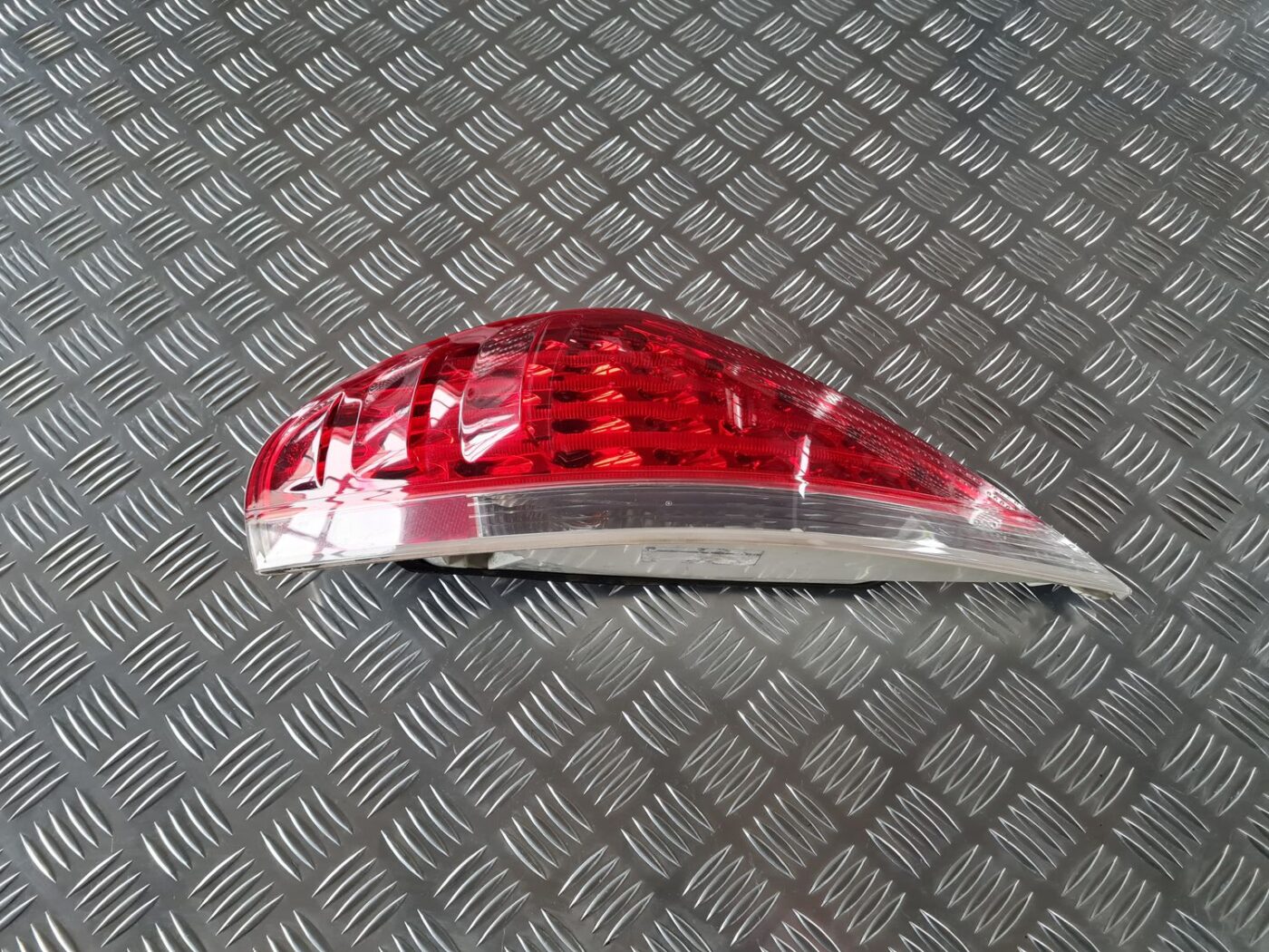 Aizmugurējais kreisais lukturis priekš BMW 6 E63 645 2004 1 Aizmugurējais kreisais lukturis priekš BMW 6 E63 645 2004