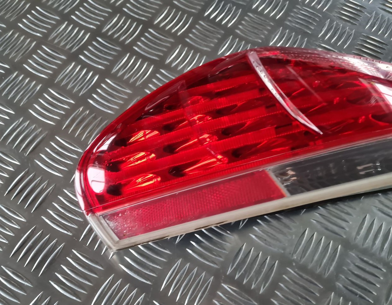 Aizmugurējais kreisais lukturis priekš BMW 6 E63 645 2004 2 Aizmugurējais kreisais lukturis priekš BMW 6 E63 645 2004