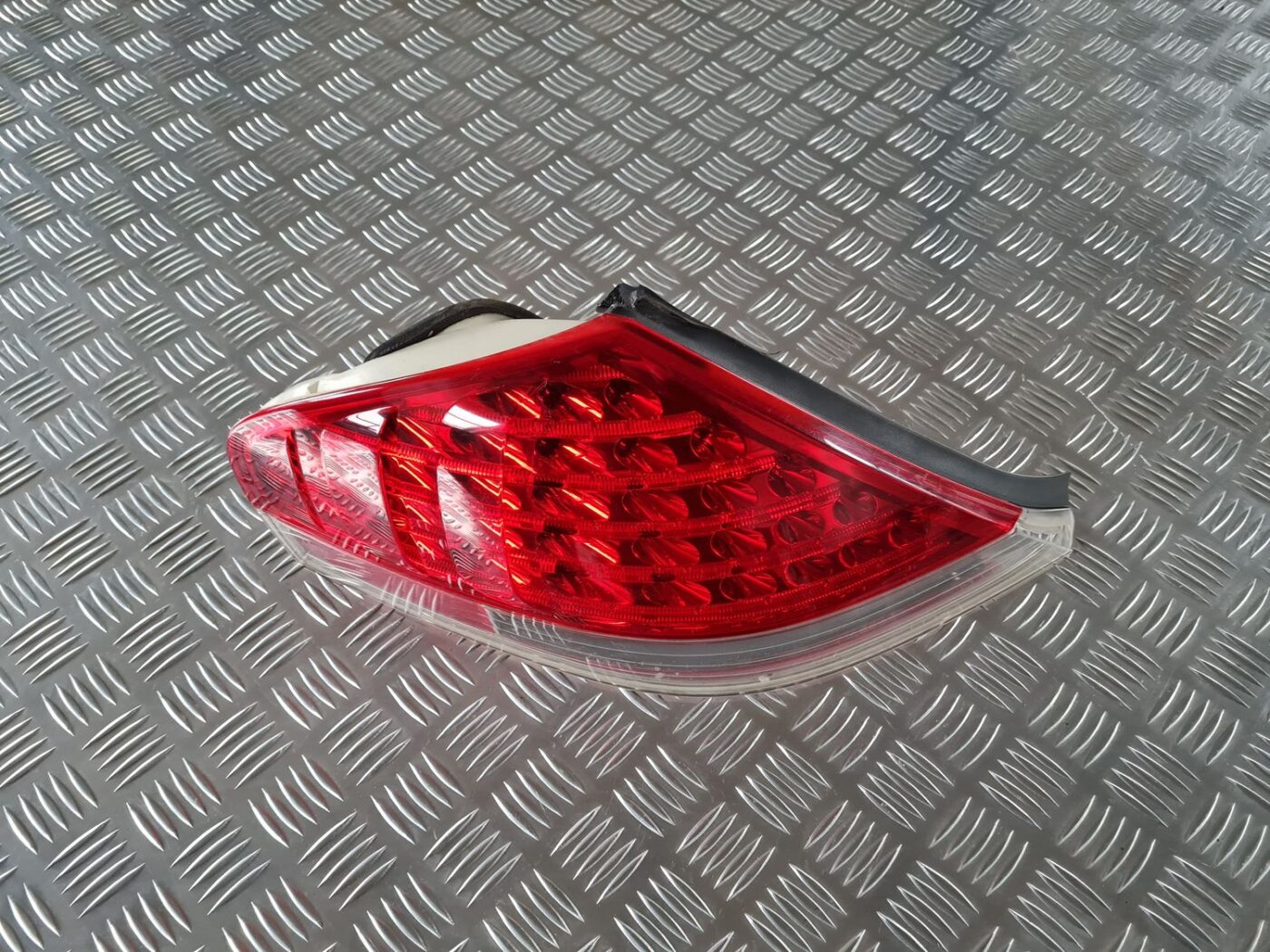 Aizmugurējais kreisais lukturis priekš BMW 6 E63 645 2004 5 Aizmugurējais kreisais lukturis priekš BMW 6 E63 645 2004