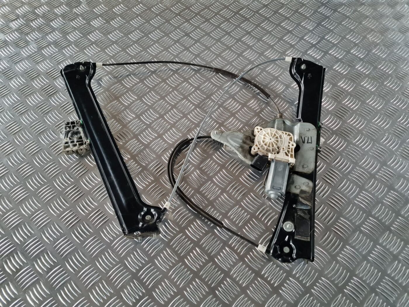 Stikla pacelšanas mehānisms priekšējais kreisais priekš BMW 6 E63 645 2004 1 Stikla pacelšanas mehānisms priekšējais kreisais priekš BMW 6 E63 645 2004