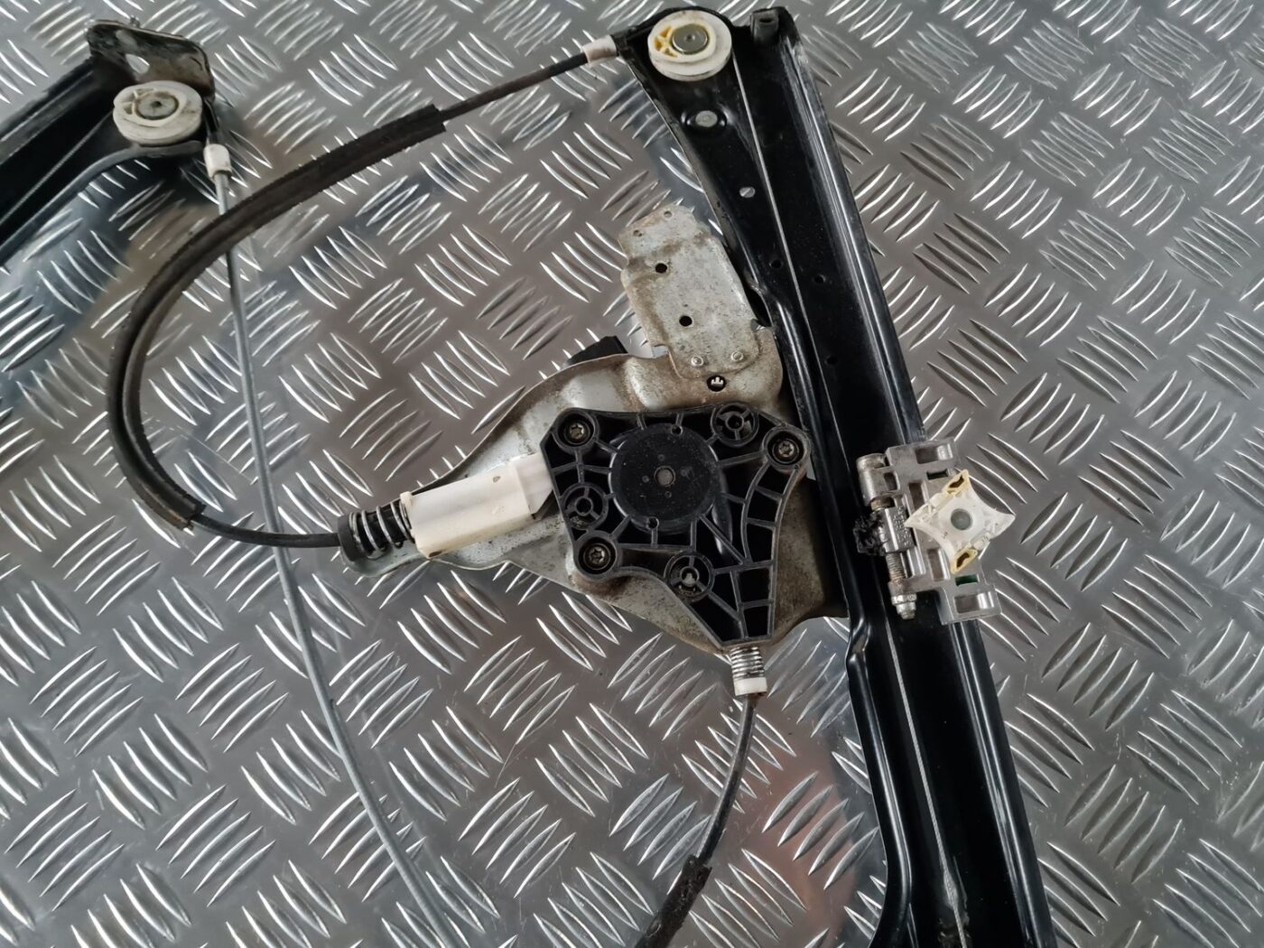 Stikla pacelšanas mehānisms priekšējais kreisais priekš BMW 6 E63 645 2004 3 Stikla pacelšanas mehānisms priekšējais kreisais priekš BMW 6 E63 645 2004