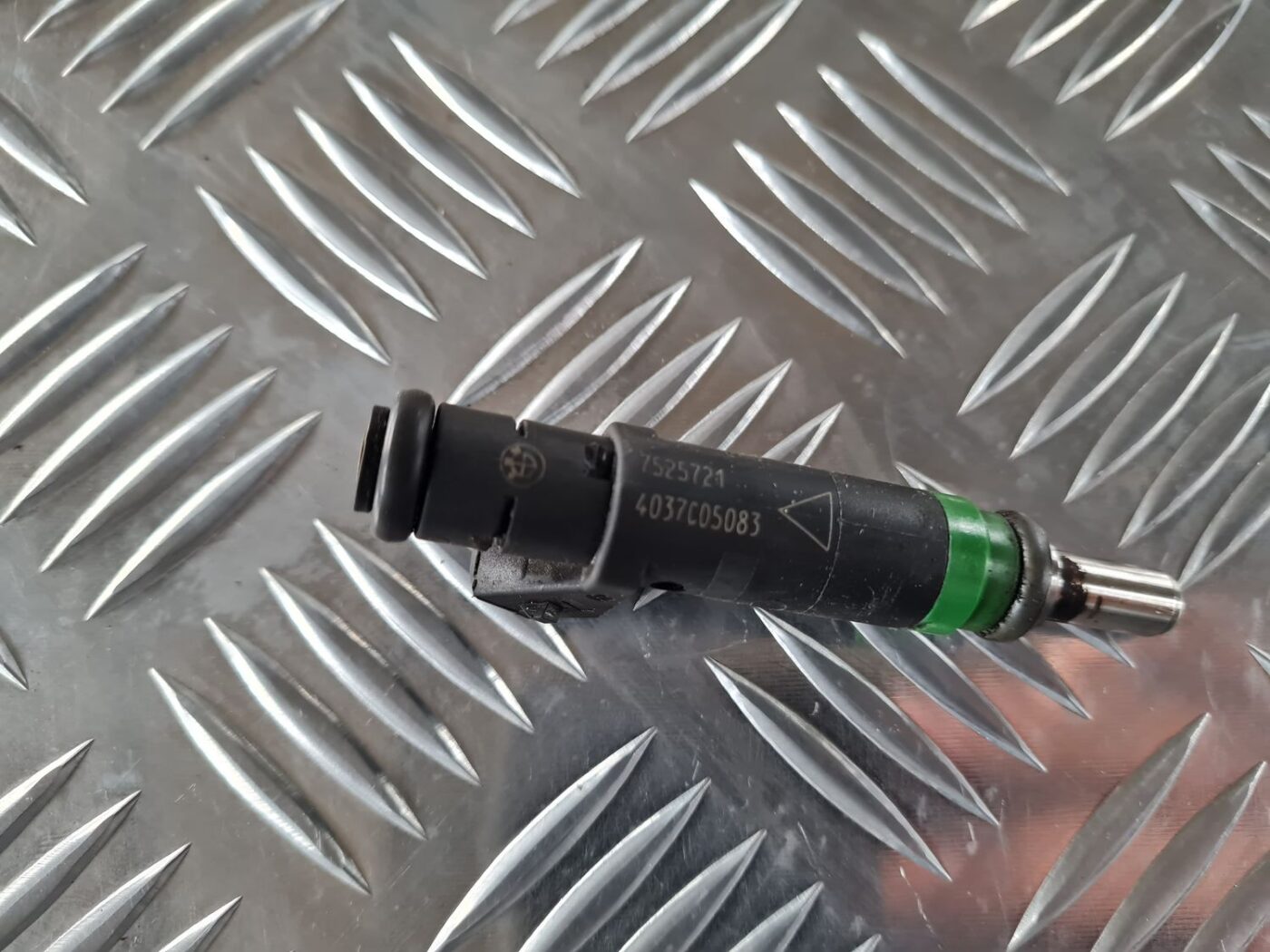 Degvielas smidzinātājs priekš BMW 6 E63 645 2004 2 Degvielas smidzinātājs priekš BMW 6 E63 645 2004