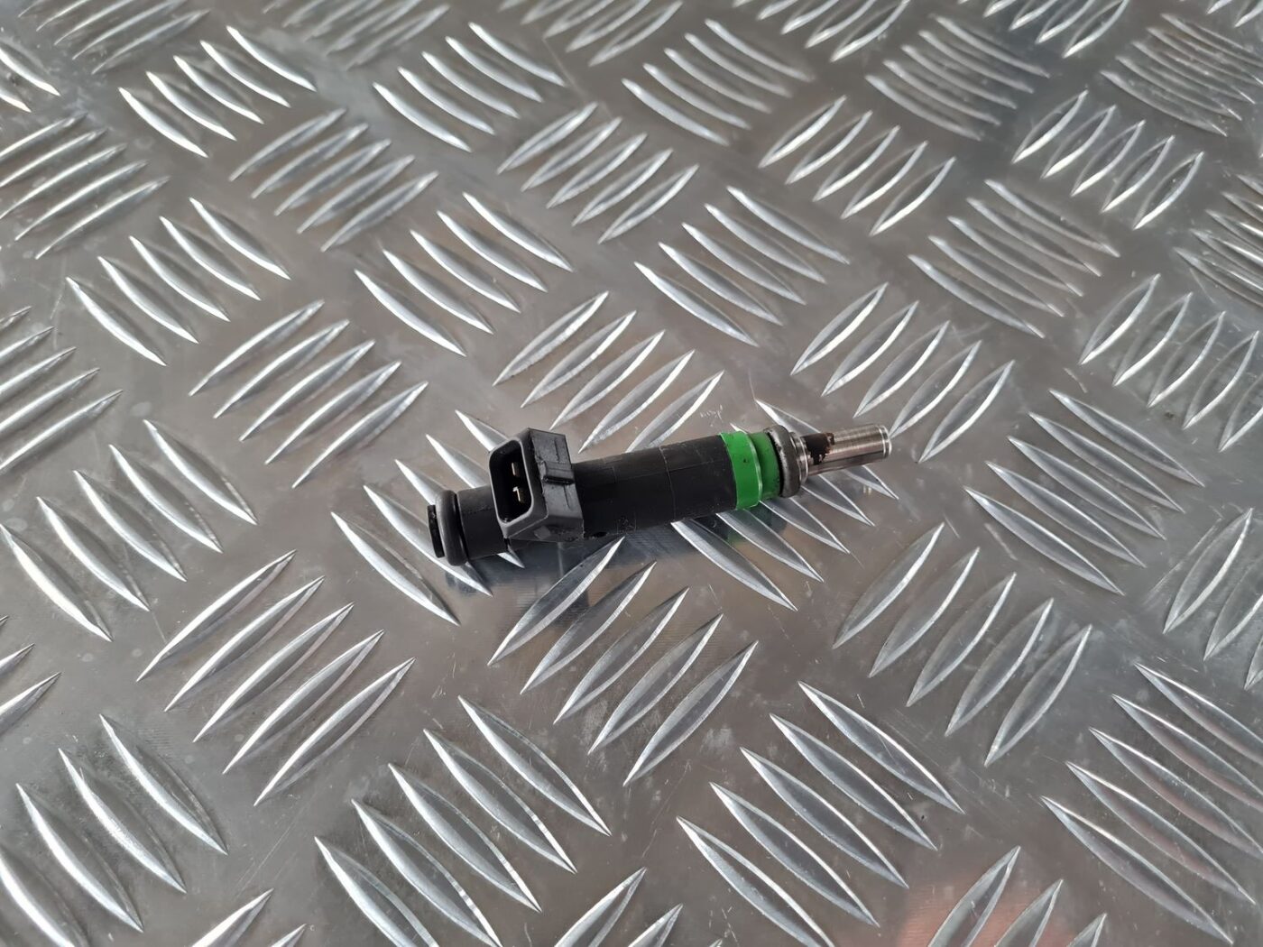 Degvielas smidzinātājs priekš BMW 6 E63 645 2004 3 Degvielas smidzinātājs priekš BMW 6 E63 645 2004