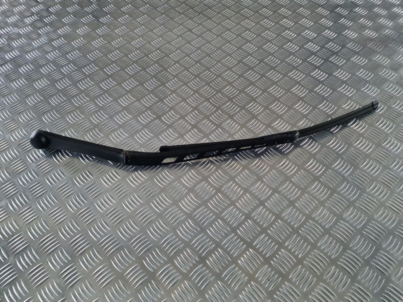 Vējstikla slotu turētājs priekš BMW 6 E63 645 2004 1 Vējstikla slotu turētājs priekš BMW 6 E63 645 2004