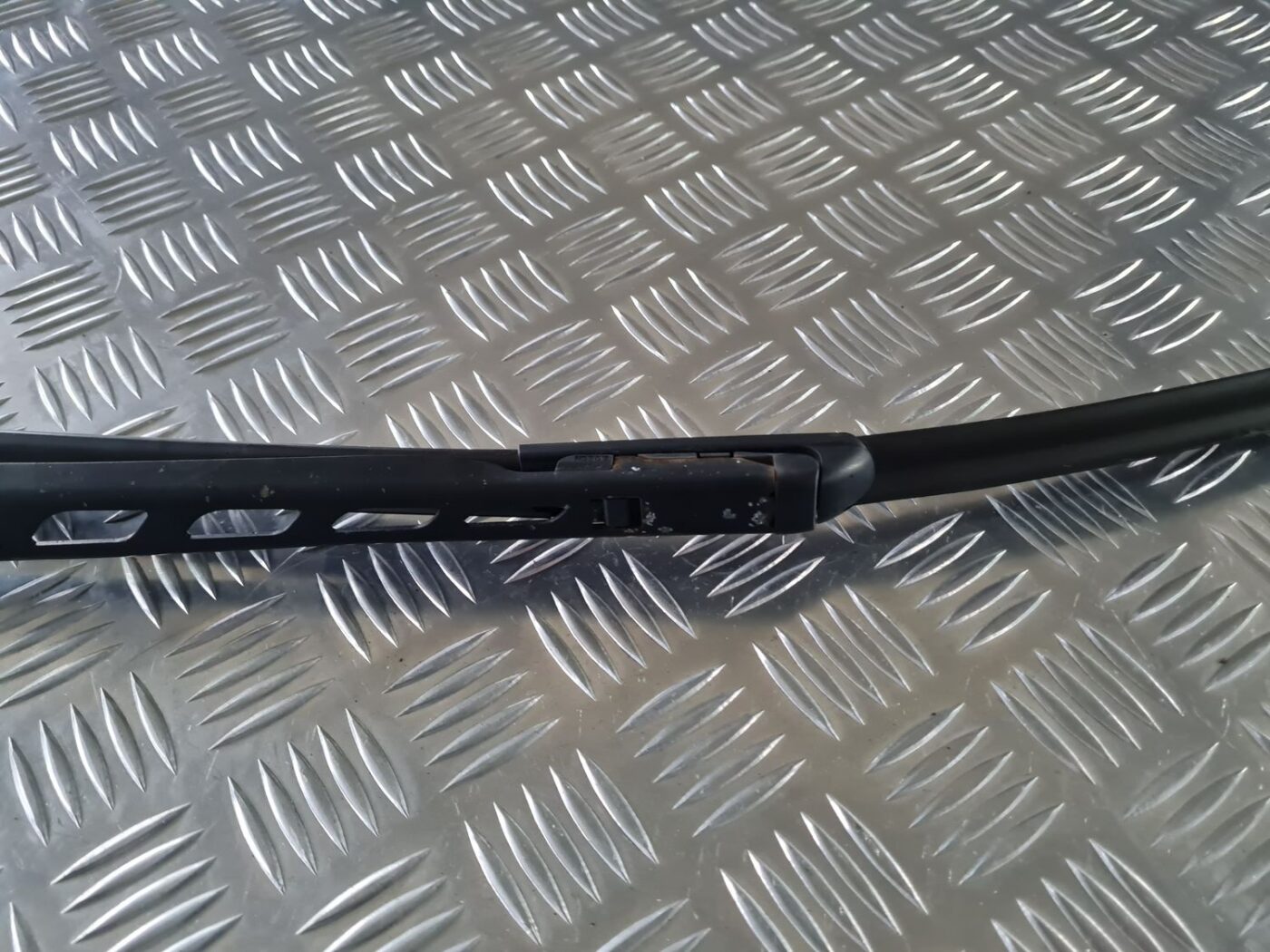 Vējstikla slotu turētājs priekš BMW 6 E63 645 2004 4 Vējstikla slotu turētājs priekš BMW 6 E63 645 2004