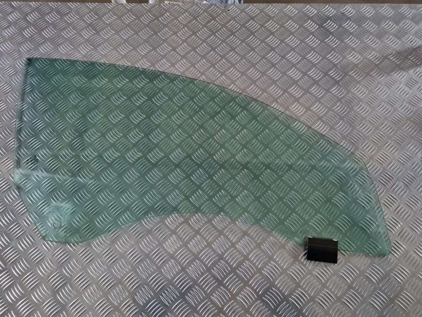 Priekšējo labo durvju stikls priekš BMW 6 E63 645 2004 1 Priekšējo labo durvju stikls priekš BMW 6 E63 645 2004