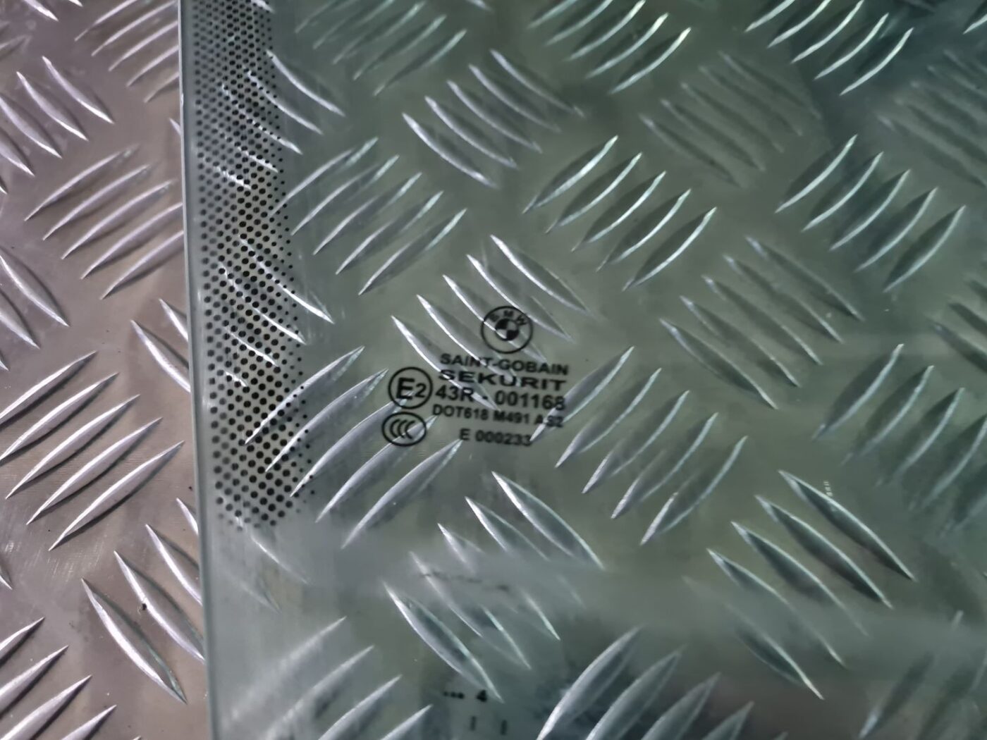 Priekšējo labo durvju stikls priekš BMW 6 E63 645 2004 2 Priekšējo labo durvju stikls priekš BMW 6 E63 645 2004