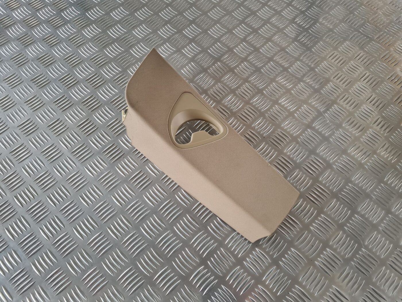 Vidējas salona statnes apdare priekš BMW 6 E63 645 2004 1 Vidējas salona statnes apdare priekš BMW 6 E63 645 2004