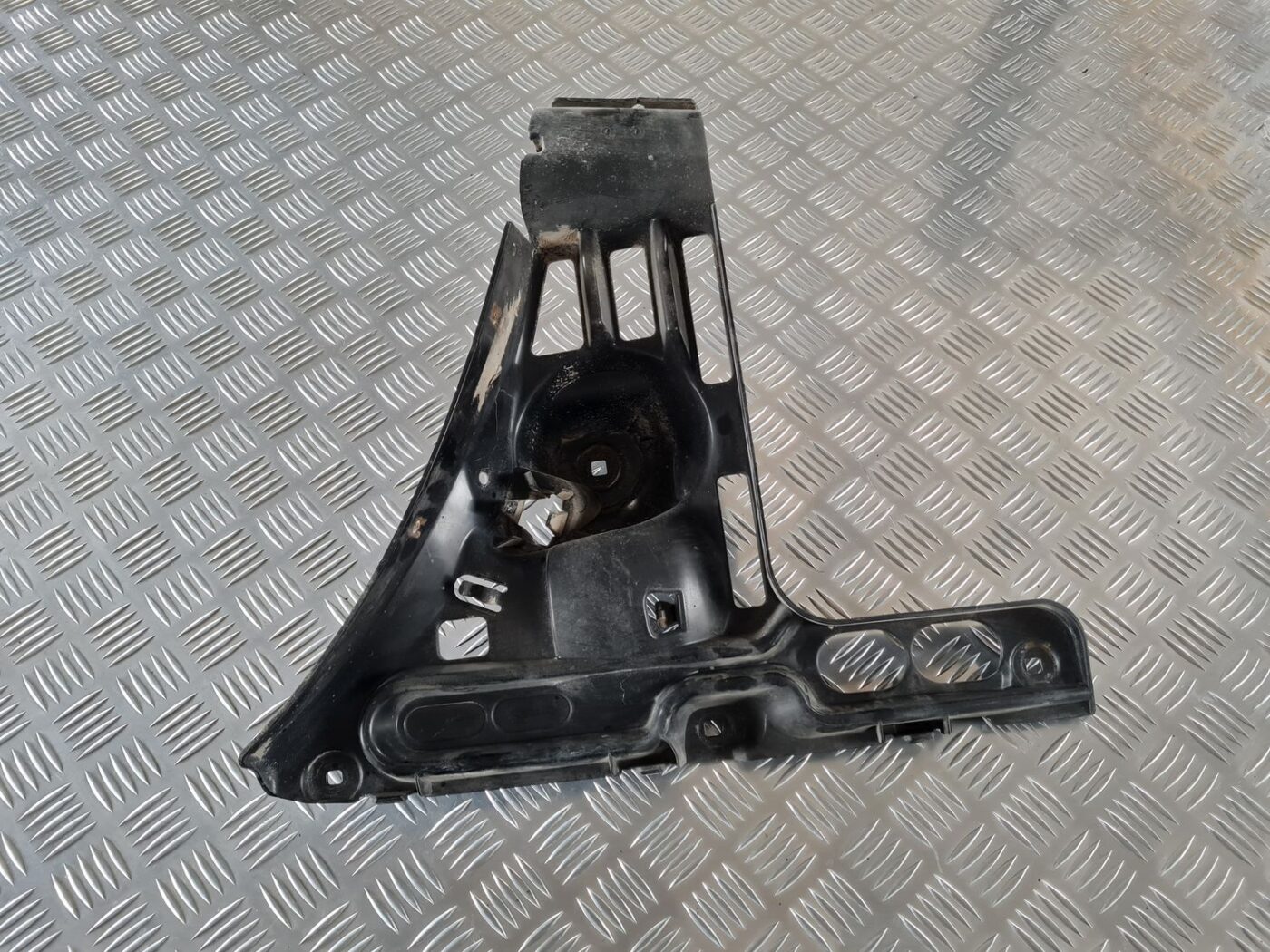 Aizmugurēja bufera kronšteins priekš BMW 6 E63 645 2004