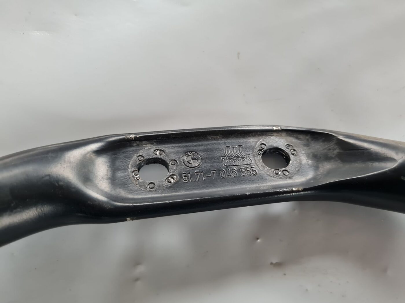 Radiatora kronšteins priekš BMW 6 E63 645 2004 2 Radiatora kronšteins priekš BMW 6 E63 645 2004