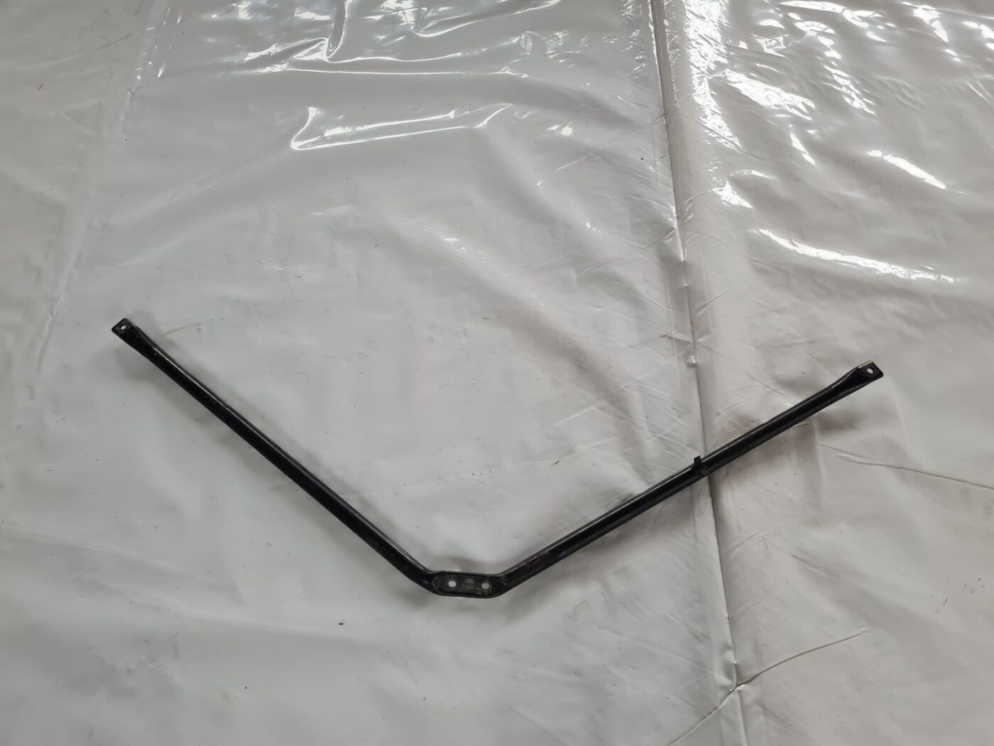 Radiatora kronšteins priekš BMW 6 E63 645 2004 3 Radiatora kronšteins priekš BMW 6 E63 645 2004