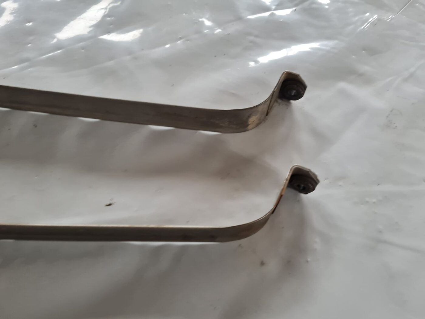 Degvielas tvertnes kronšteins priekš BMW 6 E63 645 2004 2 Degvielas tvertnes kronšteins priekš BMW 6 E63 645 2004