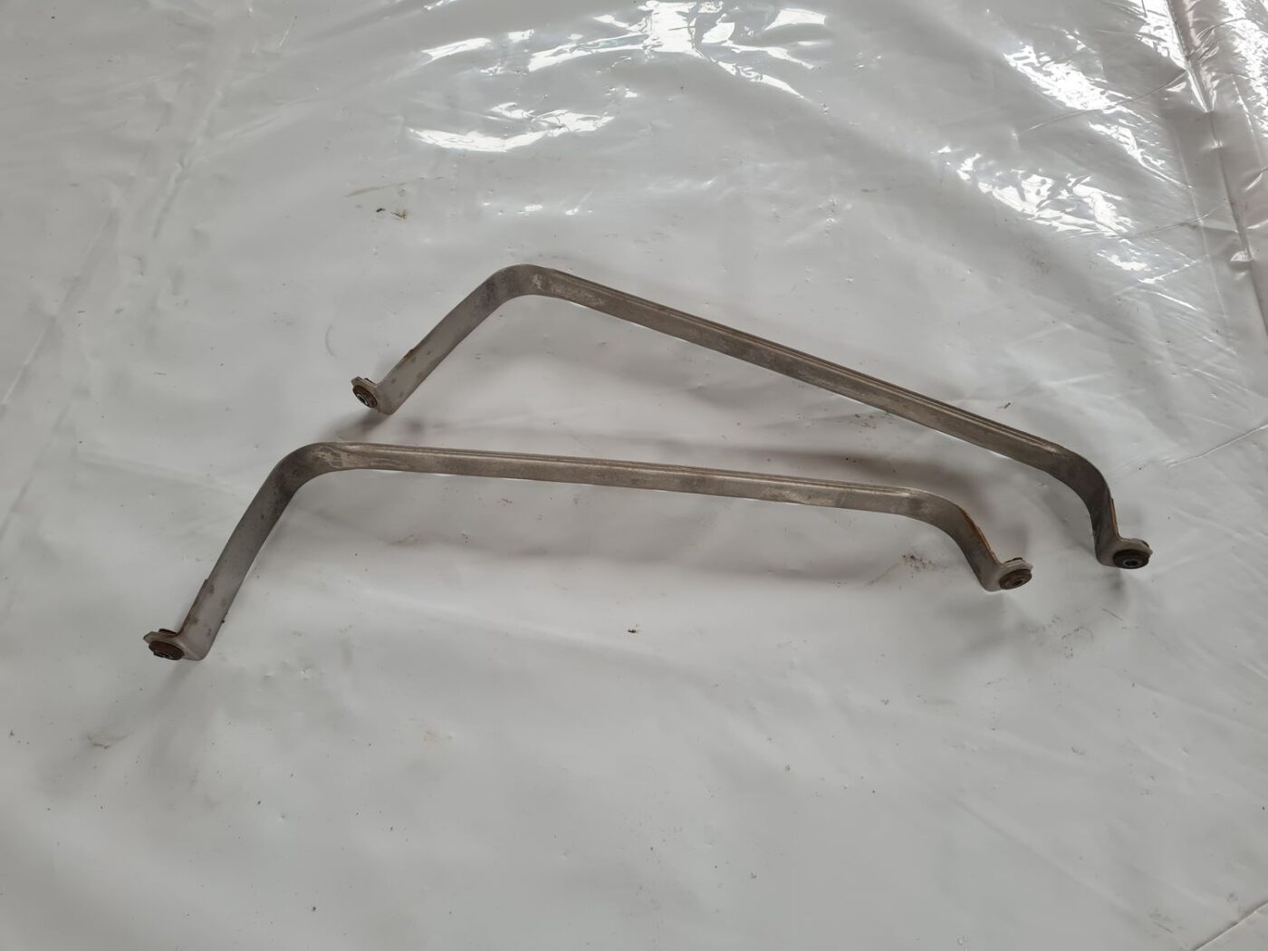 Degvielas tvertnes kronšteins priekš BMW 6 E63 645 2004 3 Degvielas tvertnes kronšteins priekš BMW 6 E63 645 2004