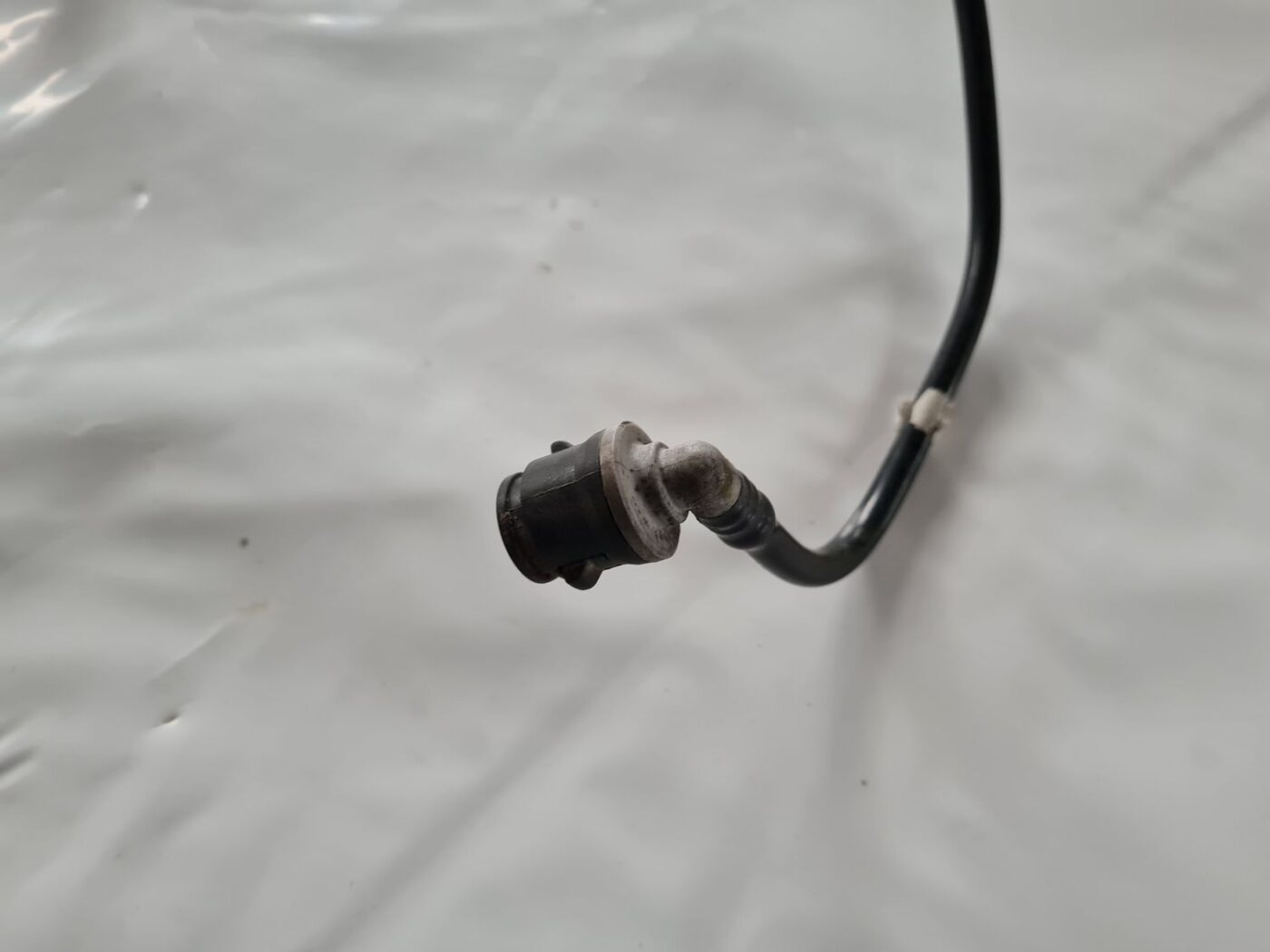 Degvielas caurule priekš BMW 6 E63 645 2004 2 Degvielas caurule priekš BMW 6 E63 645 2004