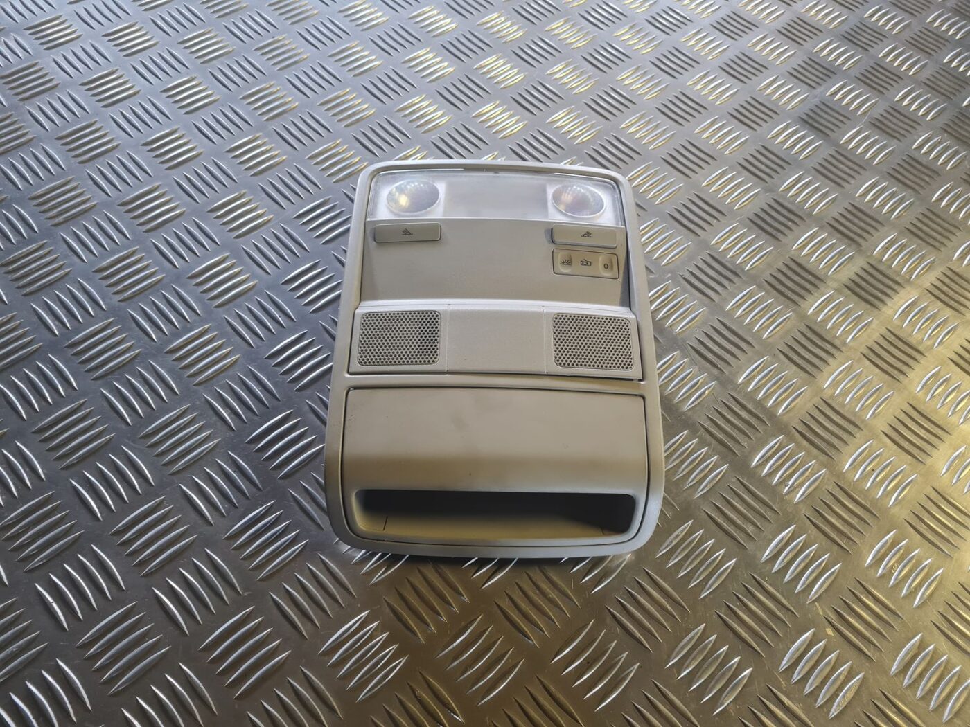 Salona apgaismojuma panelis priekš VW GOLF 5 2004 1 Salona apgaismojuma panelis priekš VW GOLF 5 2004