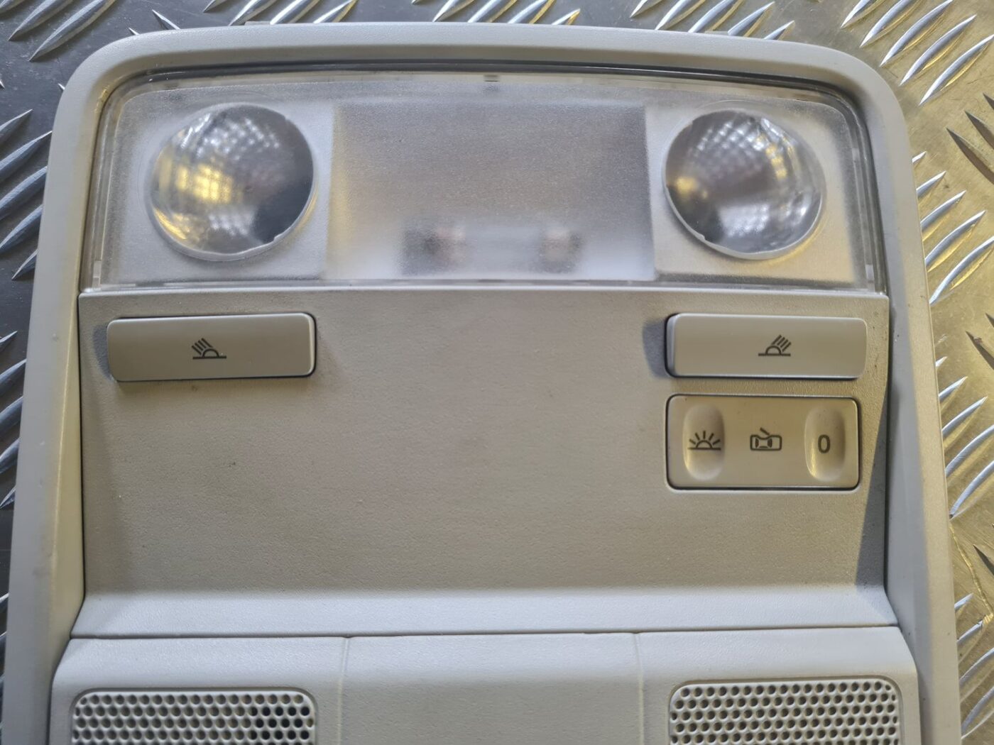 Salona apgaismojuma panelis priekš VW GOLF 5 2004 8 Salona apgaismojuma panelis priekš VW GOLF 5 2004