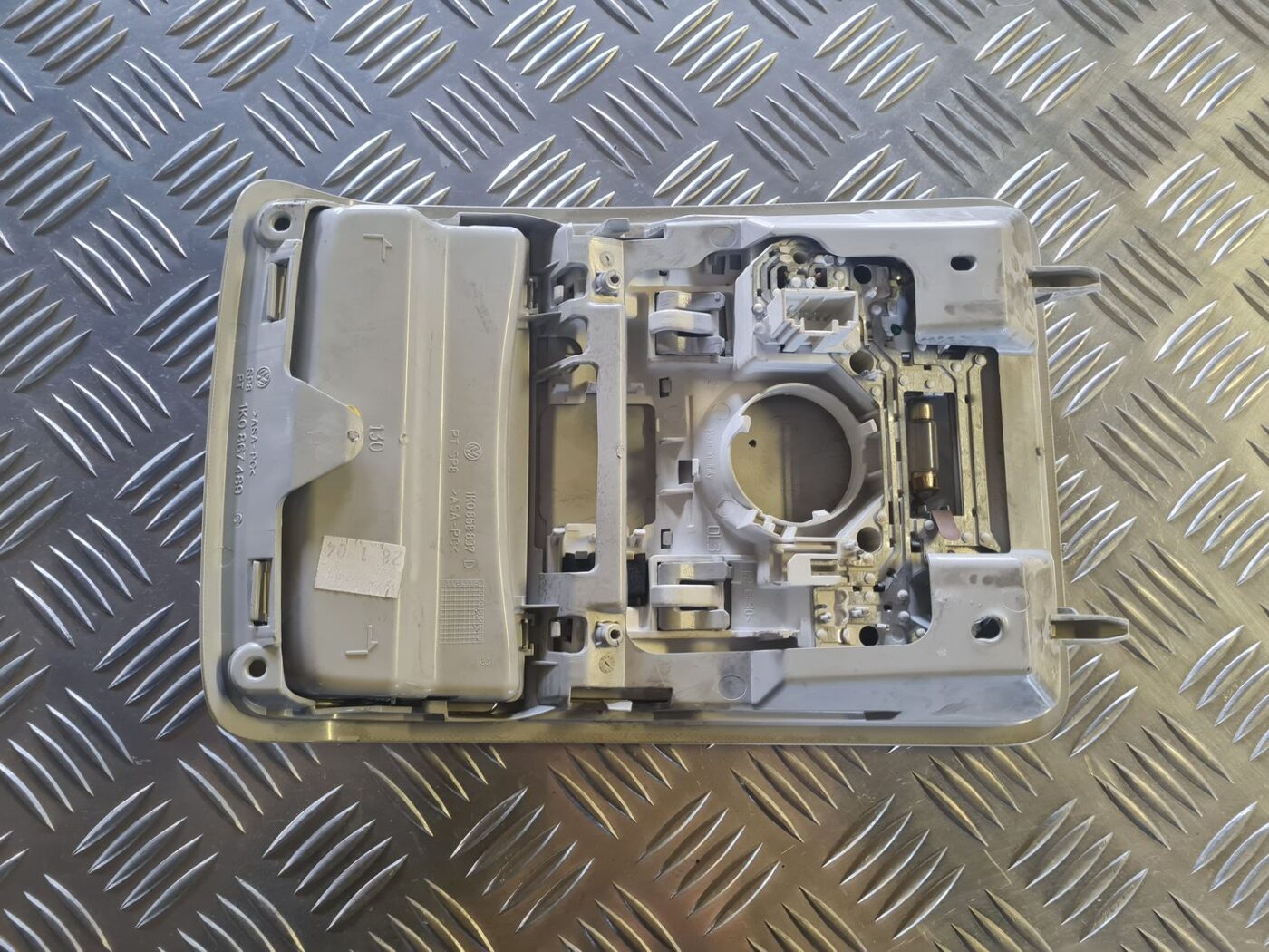 Salona apgaismojuma panelis priekš VW GOLF 5 2004 6 Salona apgaismojuma panelis priekš VW GOLF 5 2004