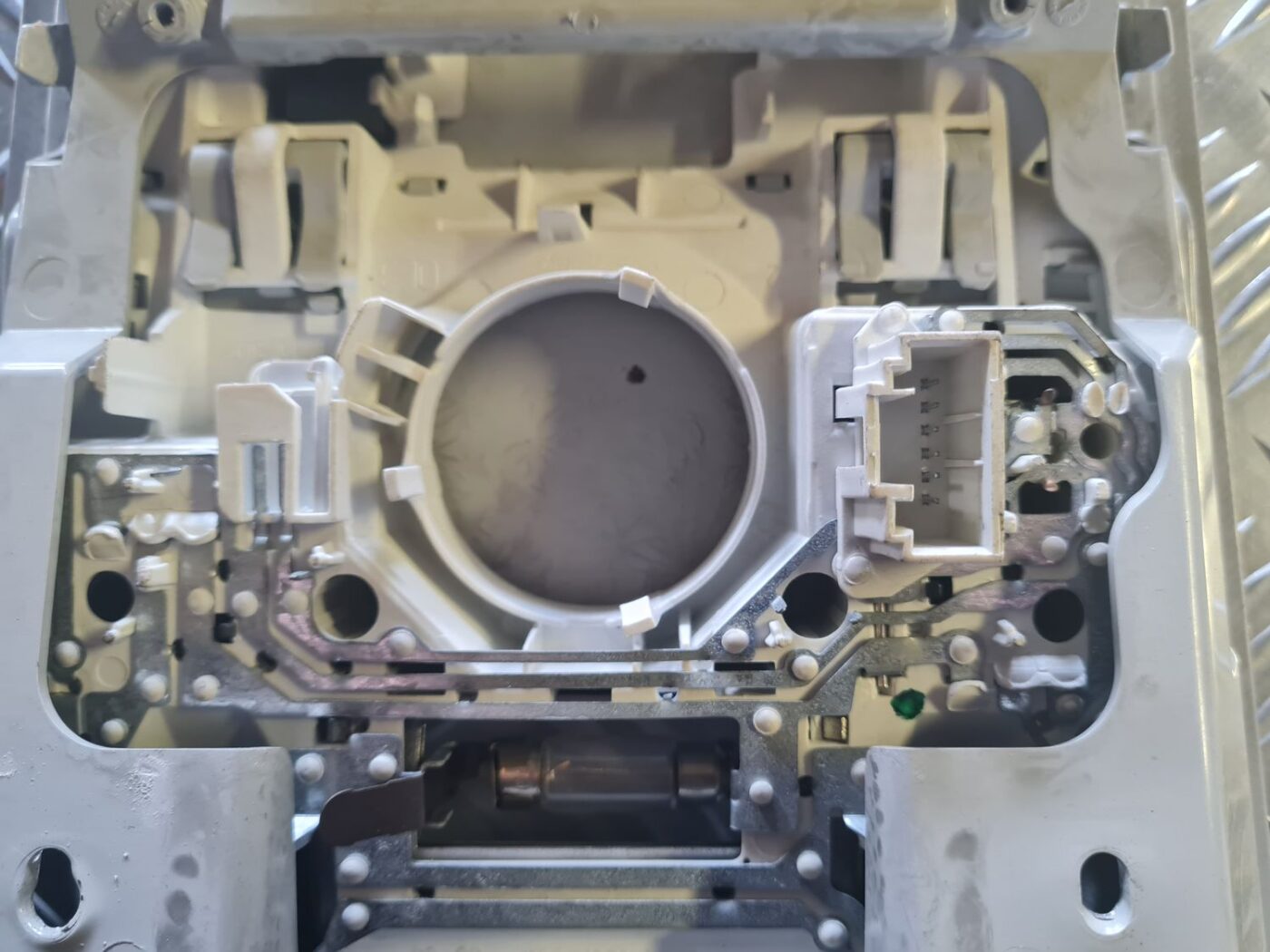 Salona apgaismojuma panelis priekš VW GOLF 5 2004 3 Salona apgaismojuma panelis priekš VW GOLF 5 2004