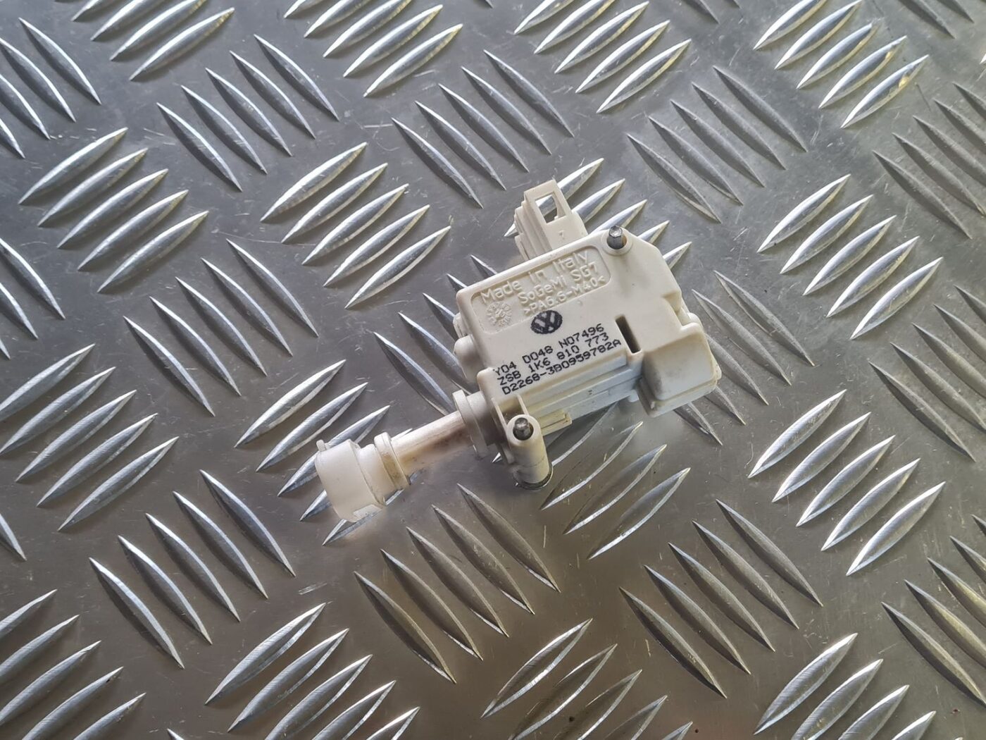 Degvielas tvertnes vāka slēdzene priekš VW GOLF 5 2004 1 Degvielas tvertnes vāka slēdzene priekš VW GOLF 5 2004