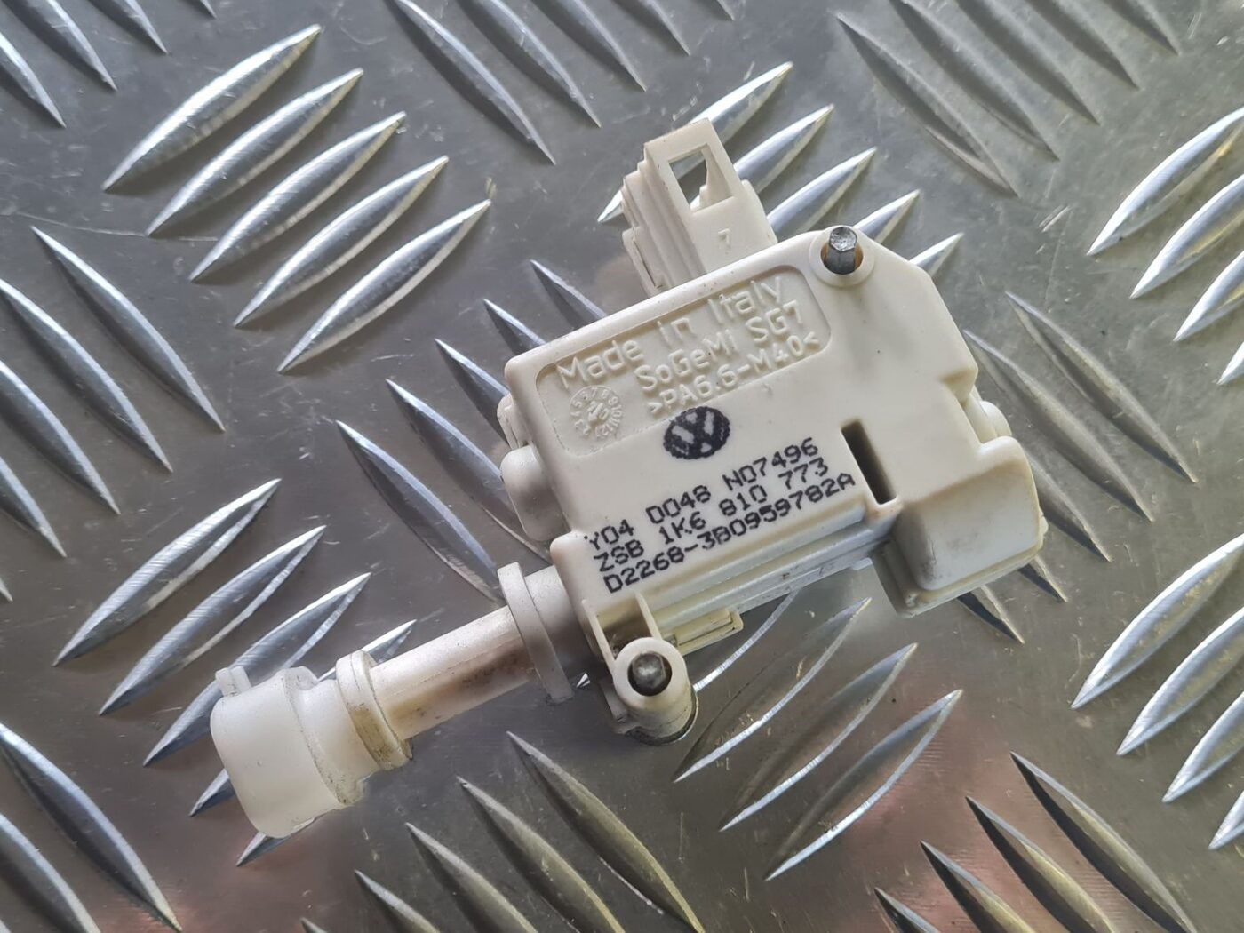 Degvielas tvertnes vāka slēdzene priekš VW GOLF 5 2004 2 Degvielas tvertnes vāka slēdzene priekš VW GOLF 5 2004