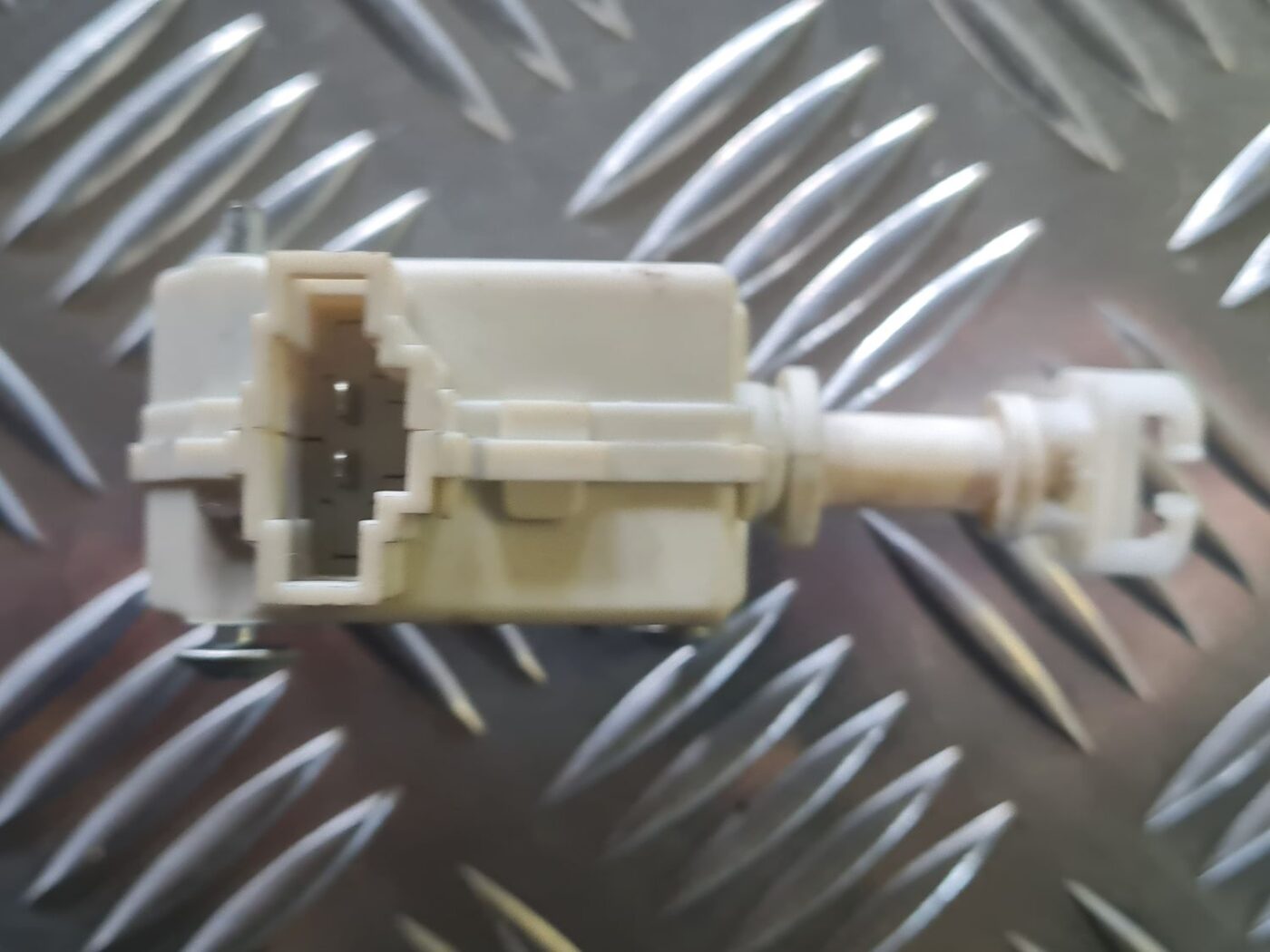 Degvielas tvertnes vāka slēdzene priekš VW GOLF 5 2004 3 Degvielas tvertnes vāka slēdzene priekš VW GOLF 5 2004