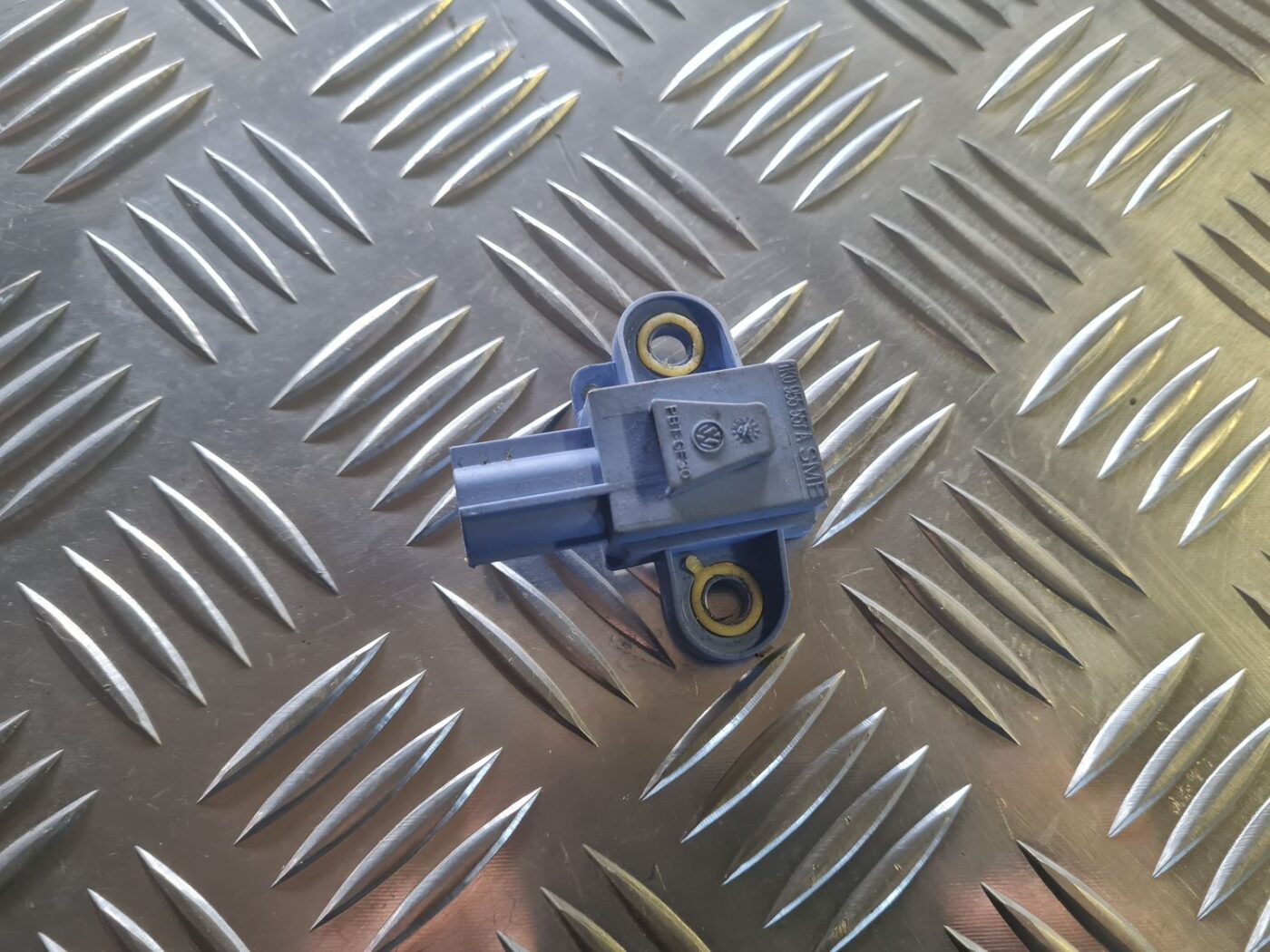 Drošības spilvena trieciensensors priekš VW GOLF 5 2004 1 Drošības spilvena trieciensensors priekš VW GOLF 5 2004