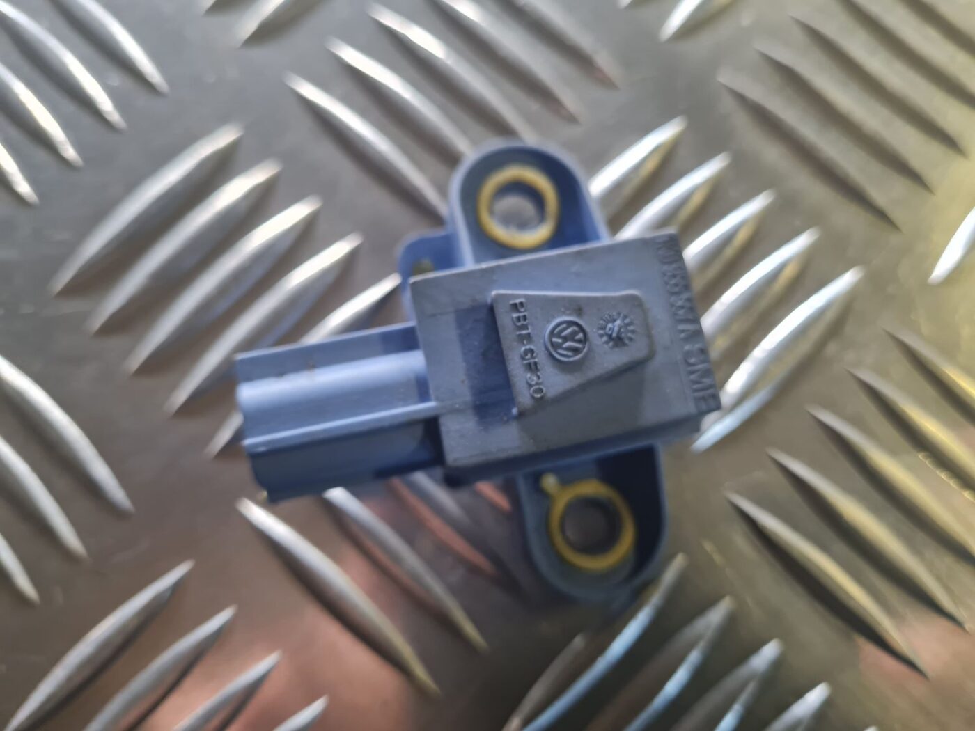 Drošības spilvena trieciensensors priekš VW GOLF 5 2004 2 Drošības spilvena trieciensensors priekš VW GOLF 5 2004