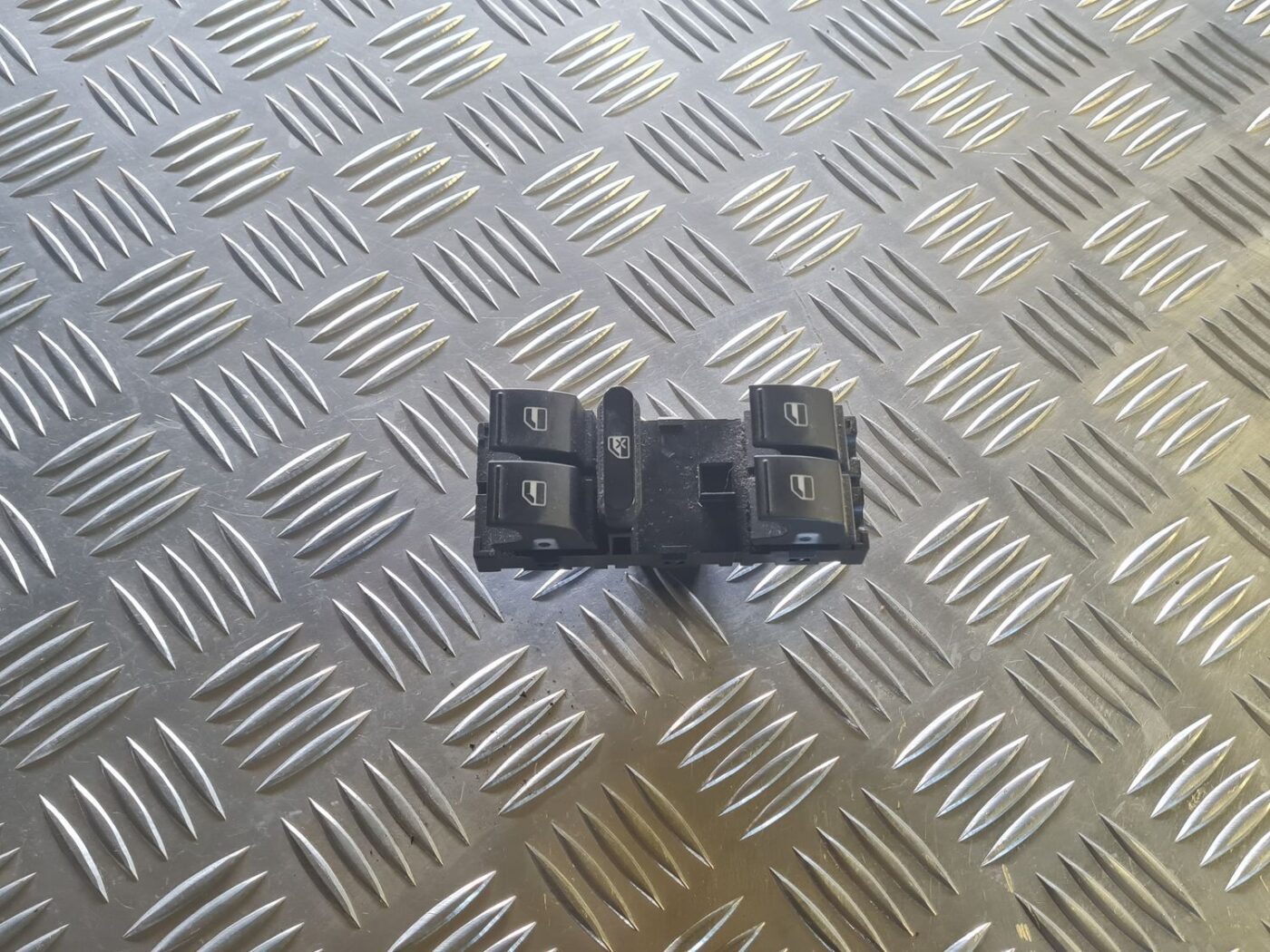 Šofera durvju slēdža pogas priekš VW GOLF 5 2004 1 Šofera durvju slēdža pogas priekš VW GOLF 5 2004