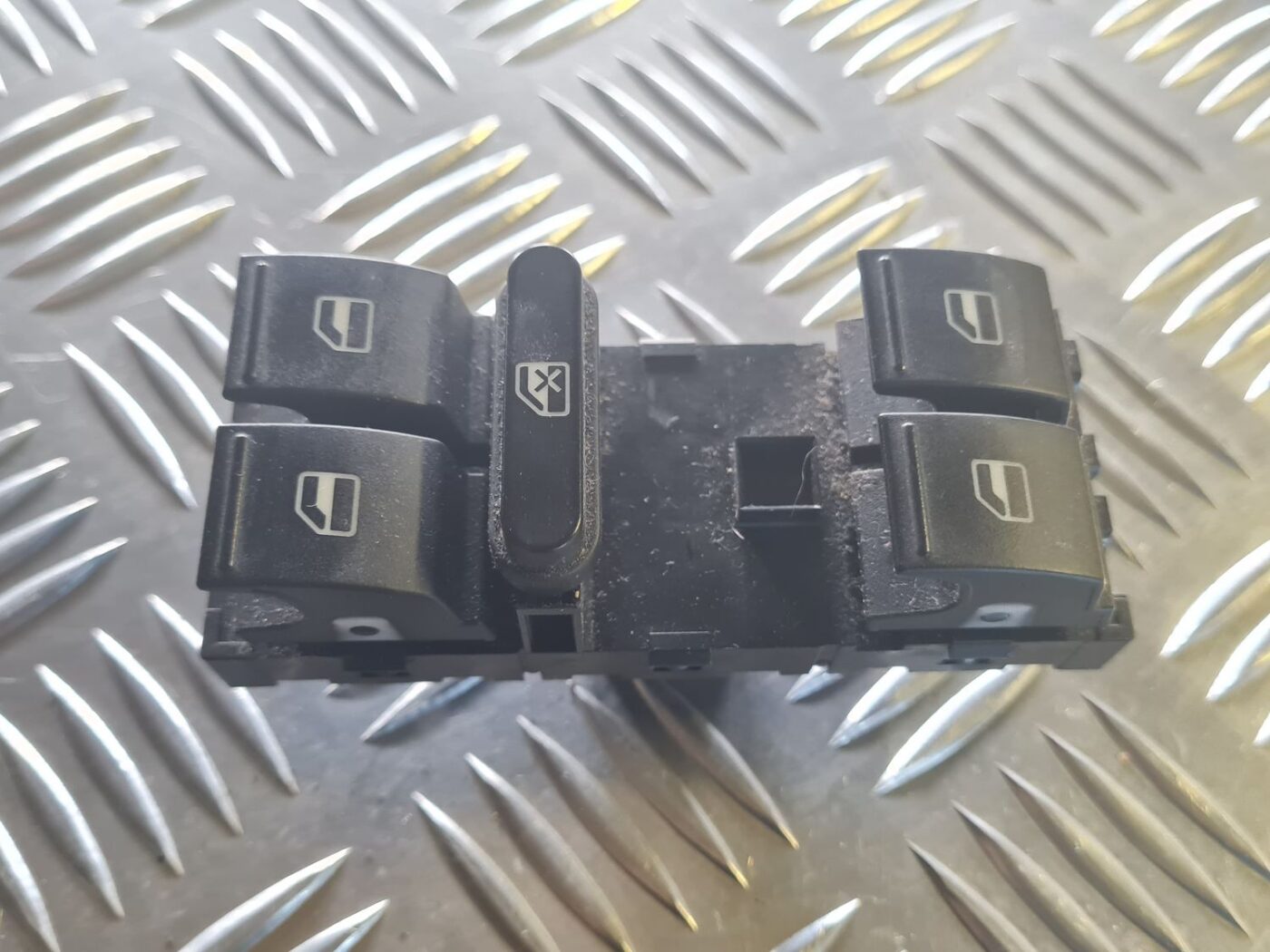 Šofera durvju slēdža pogas priekš VW GOLF 5 2004 2 Šofera durvju slēdža pogas priekš VW GOLF 5 2004